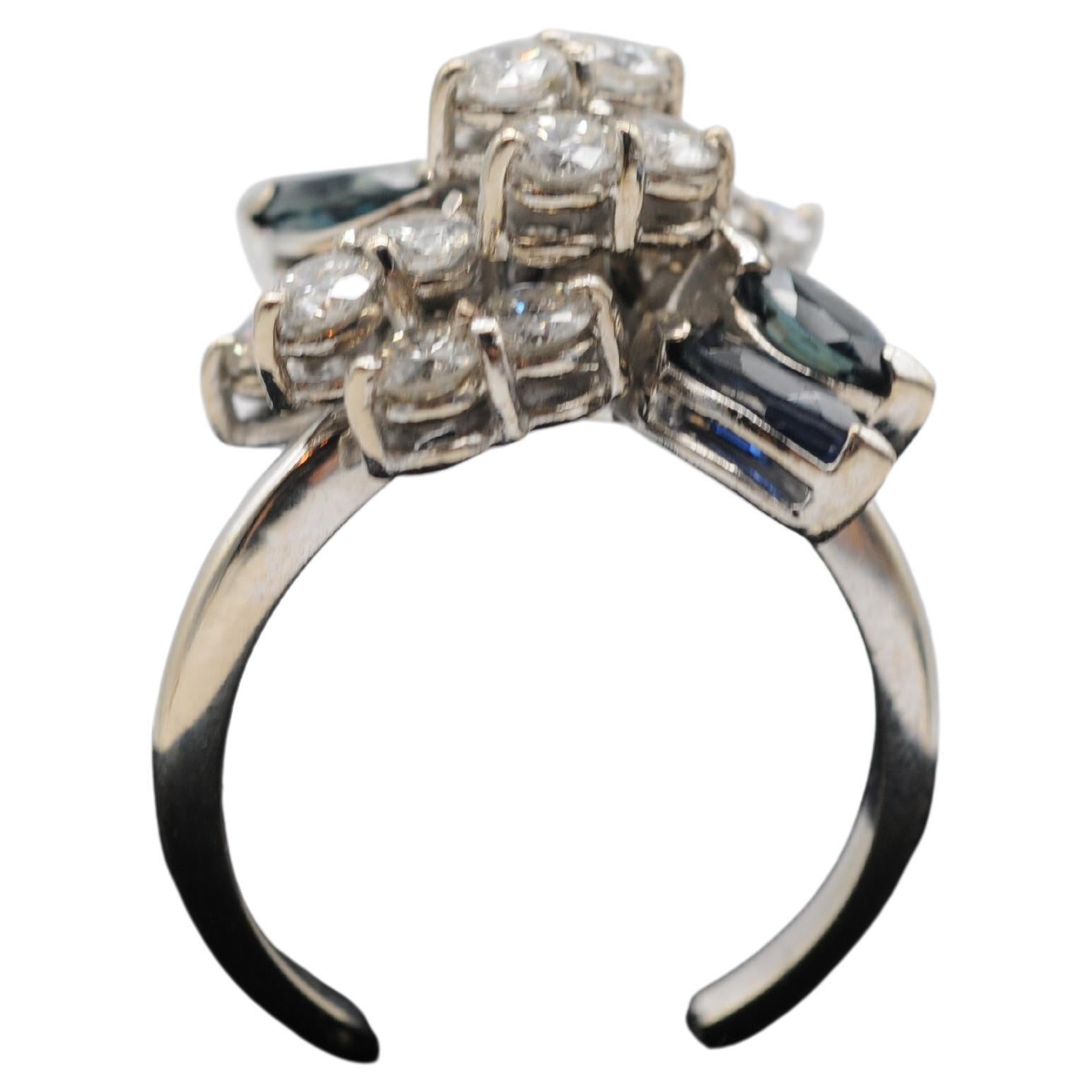 Majestic cluster ring with diamonds and sapphire in 18k white gold For Sale 4