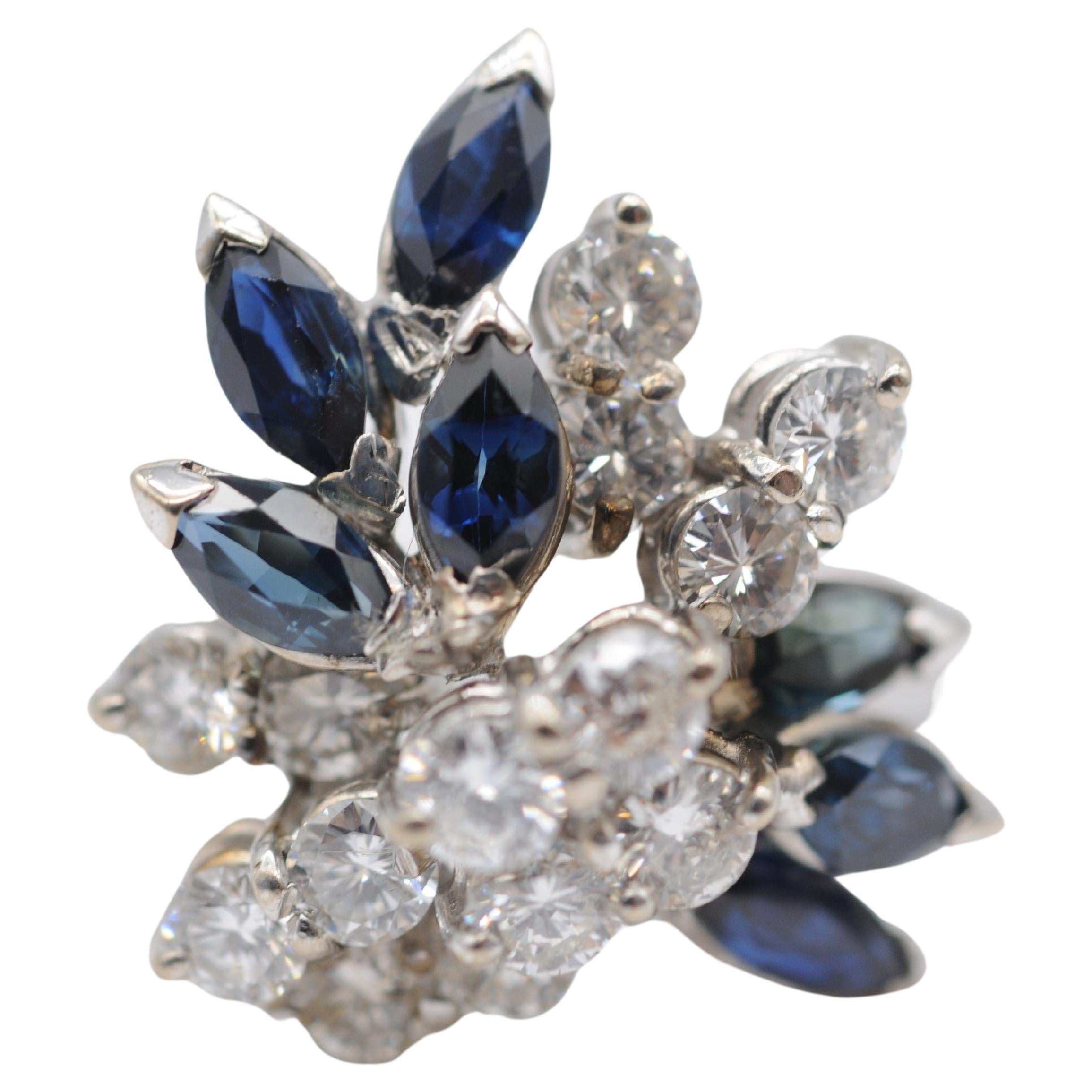 Majestic cluster ring with diamonds and sapphire in 18k white gold In Good Condition For Sale In Berlin, BE