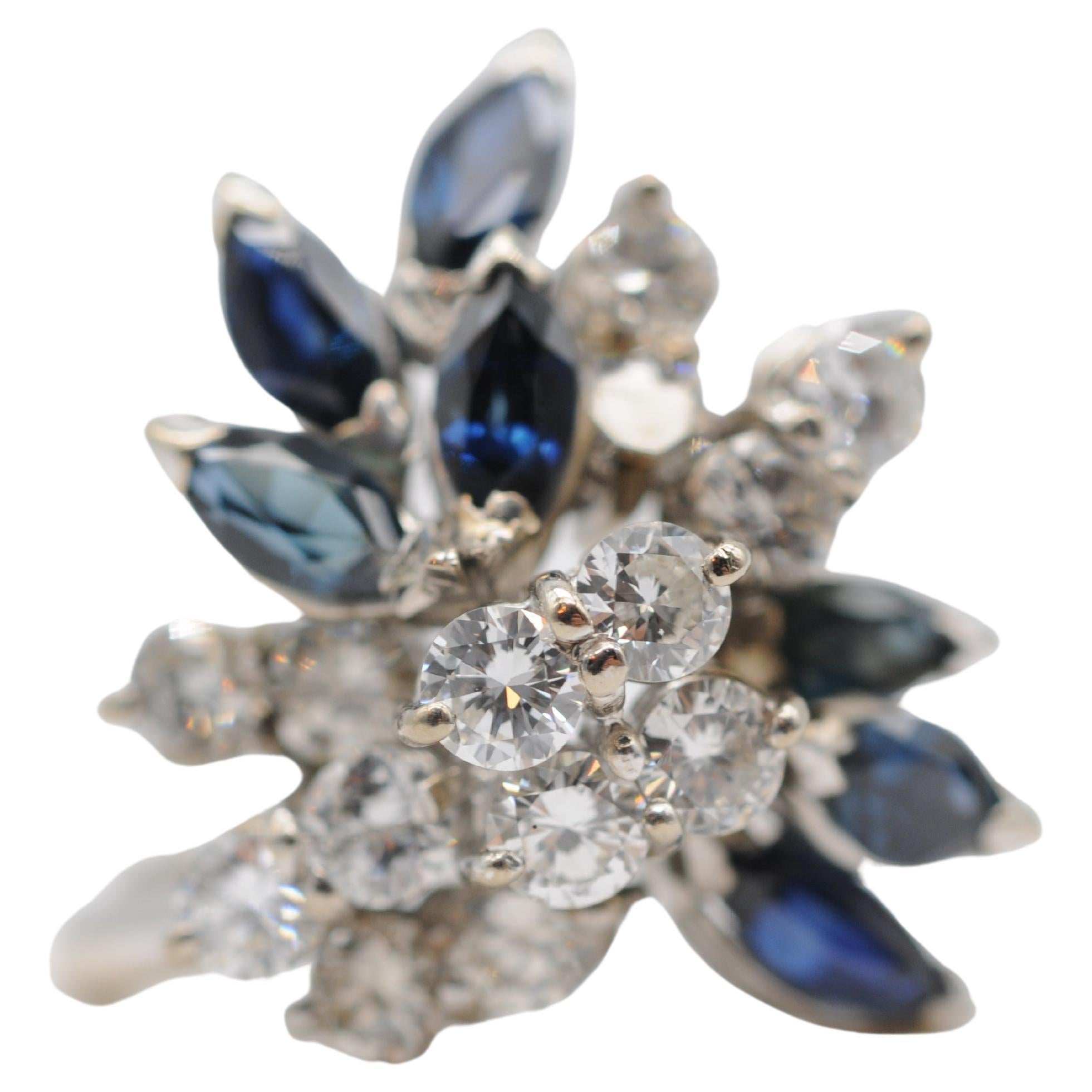Majestic cluster ring with diamonds and sapphire in 18k white gold For Sale 3