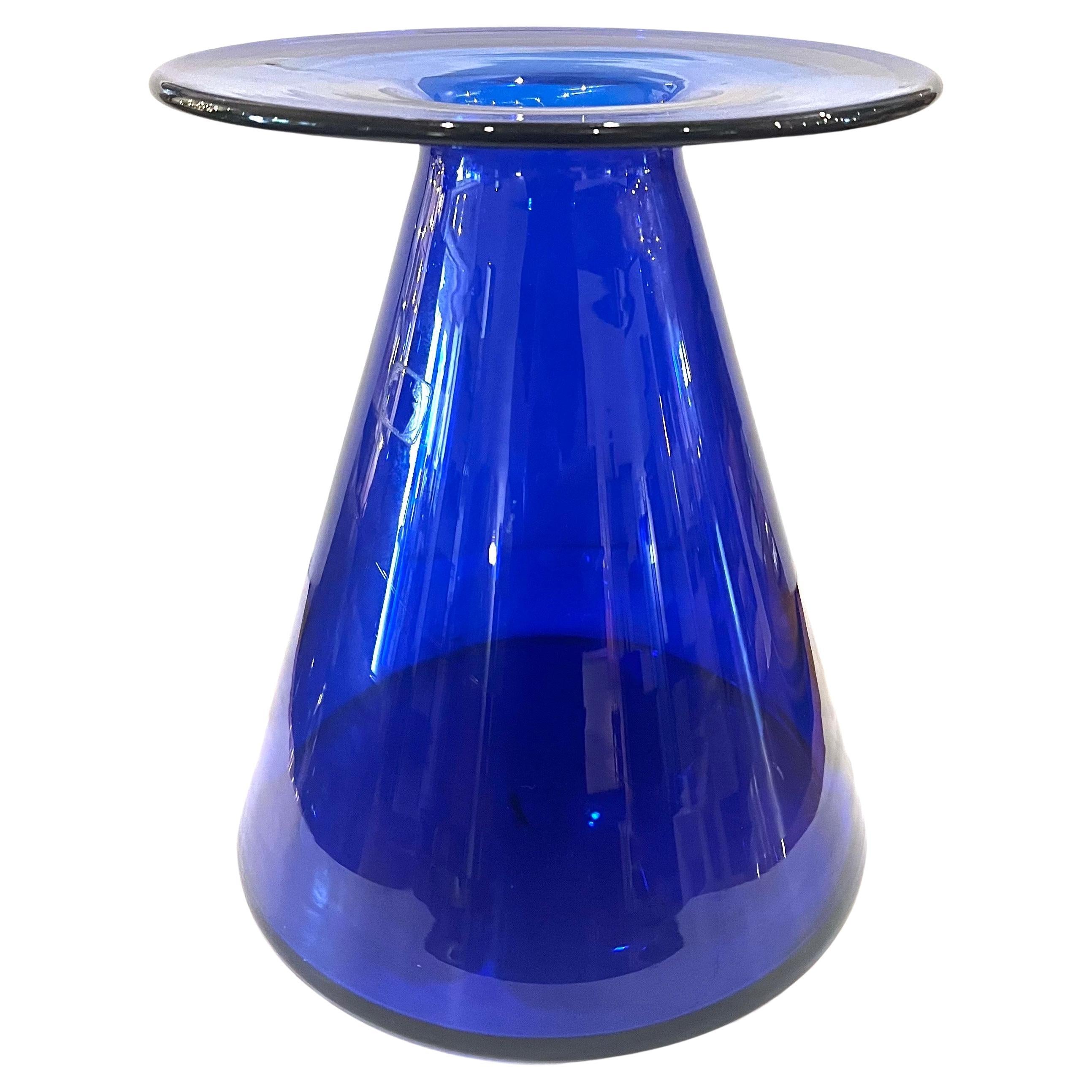 Majestueux vase en verre moderniste bleu cobalt soufflé à la bouche Blenko