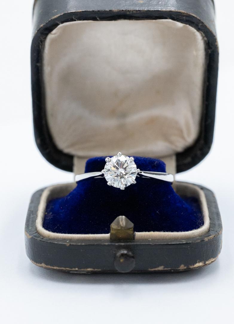 Bague solitaire contemporaine Majestic avec un diamant H/SI2 de 1,28 ct. en vente 4