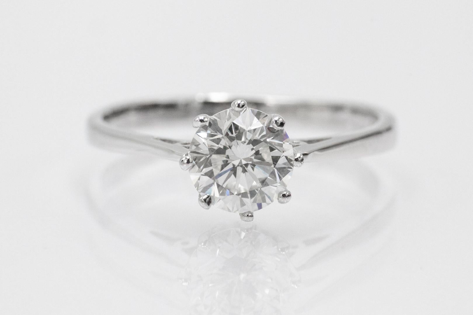 Bague solitaire contemporaine en or blanc 18 carats.

Origine : Angleterre, 2005, poinçons conservés.

Un magnifique diamant de taille brillant pèse 1,28 ct (couleur H, pureté SI2).

Poids de l'article : 3,68 g.

Taille Jewell : 20 (EU 60) -