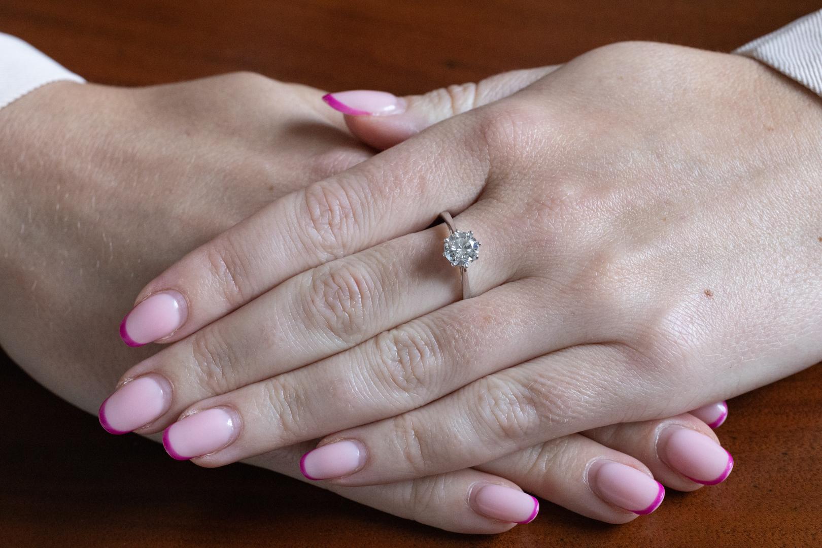 Taille brillant Bague solitaire contemporaine Majestic avec un diamant H/SI2 de 1,28 ct. en vente