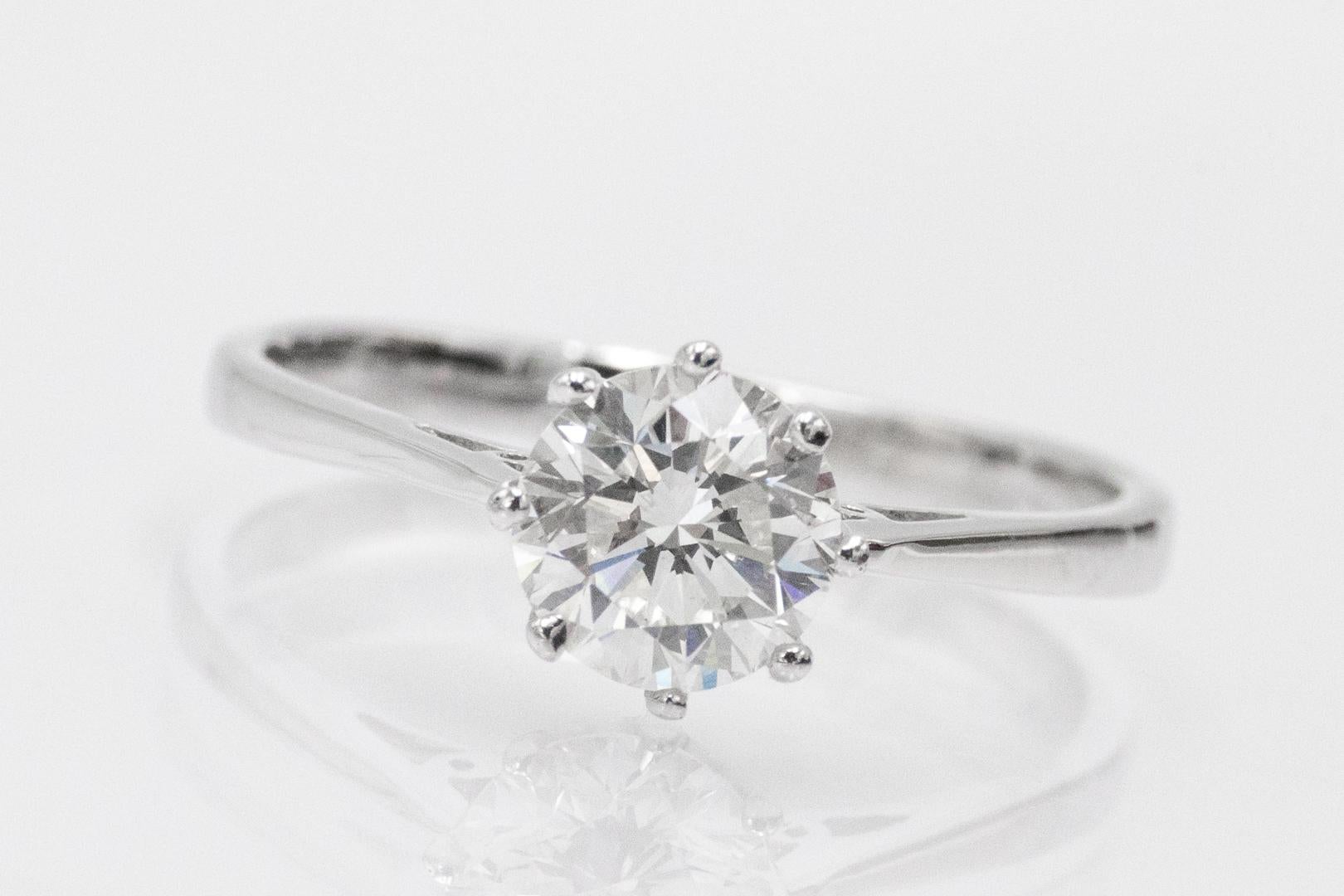 Bague solitaire contemporaine Majestic avec un diamant H/SI2 de 1,28 ct. Pour femmes en vente