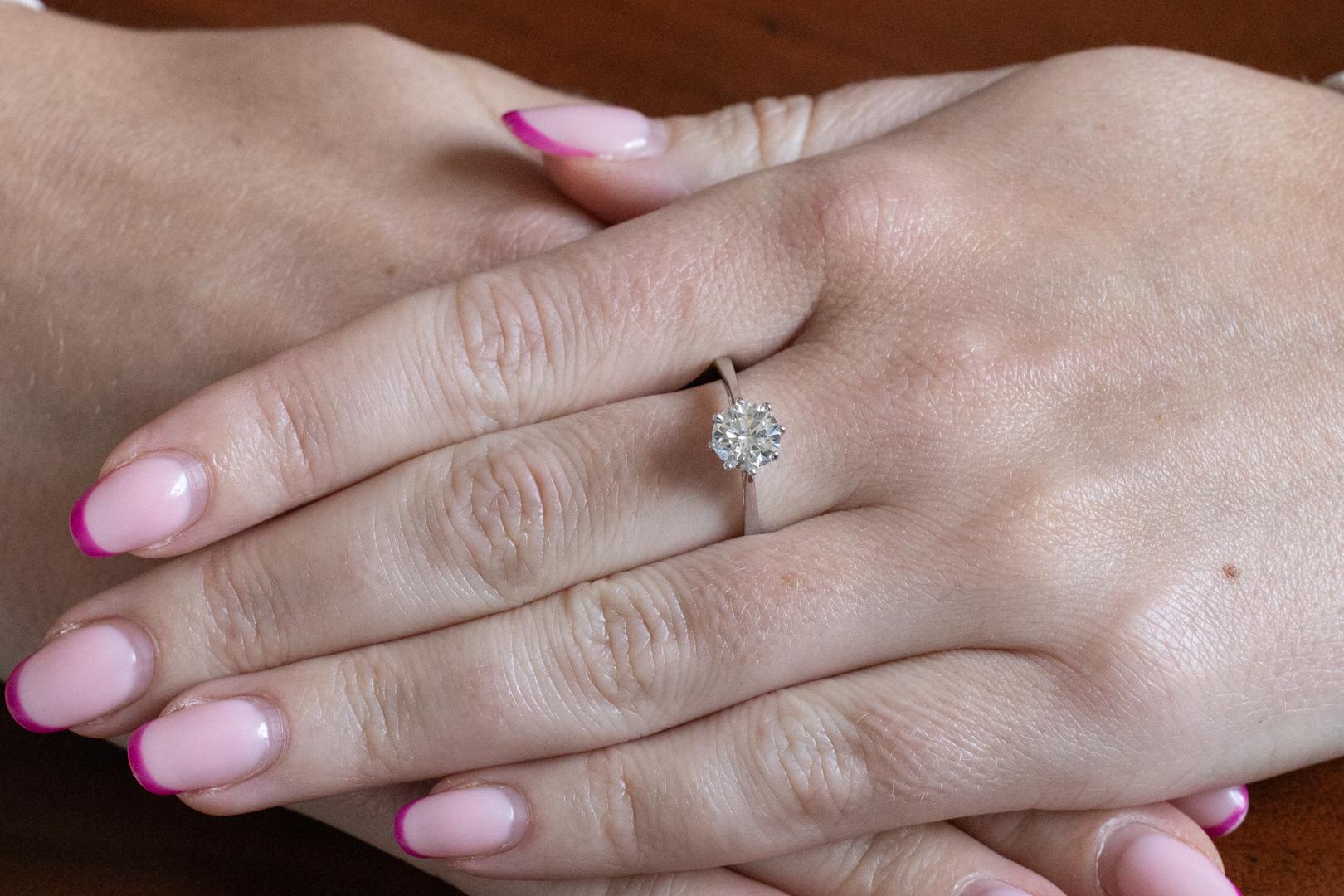 Bague solitaire contemporaine Majestic avec un diamant H/SI2 de 1,28 ct. en vente 2