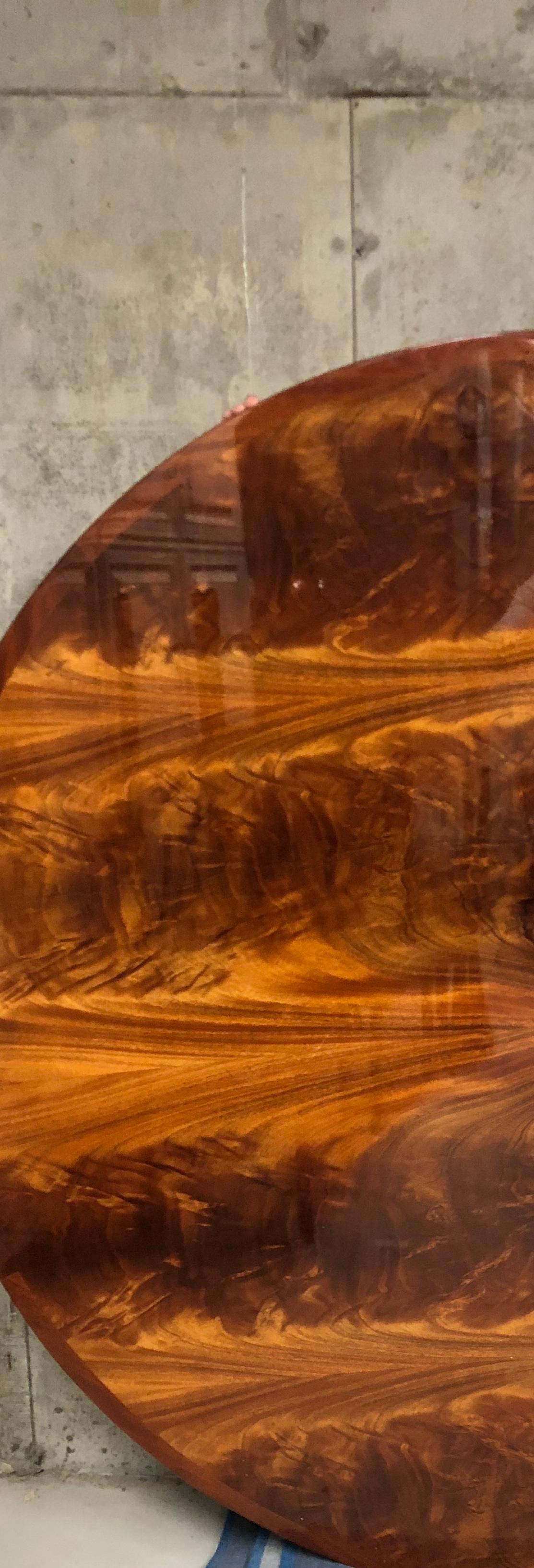 Majestic Custom Crotch Mahagoni Esstisch (nur Platte). Diese wunderschöne Platte ist hochglänzend lackiert:: um die Schönheit des Holzes zu unterstreichen. Die abgeschrägte Dicke von 2
