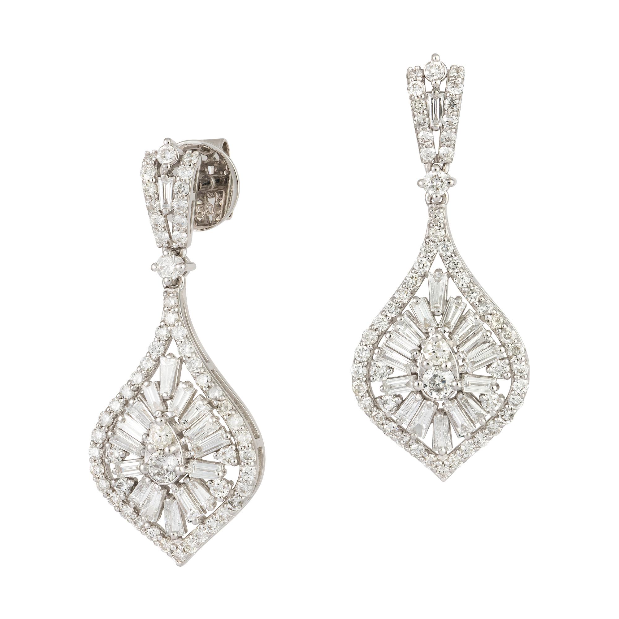 Modern Majestic Dangle White Gold 18K Earrings Diamond for Her For Sale
