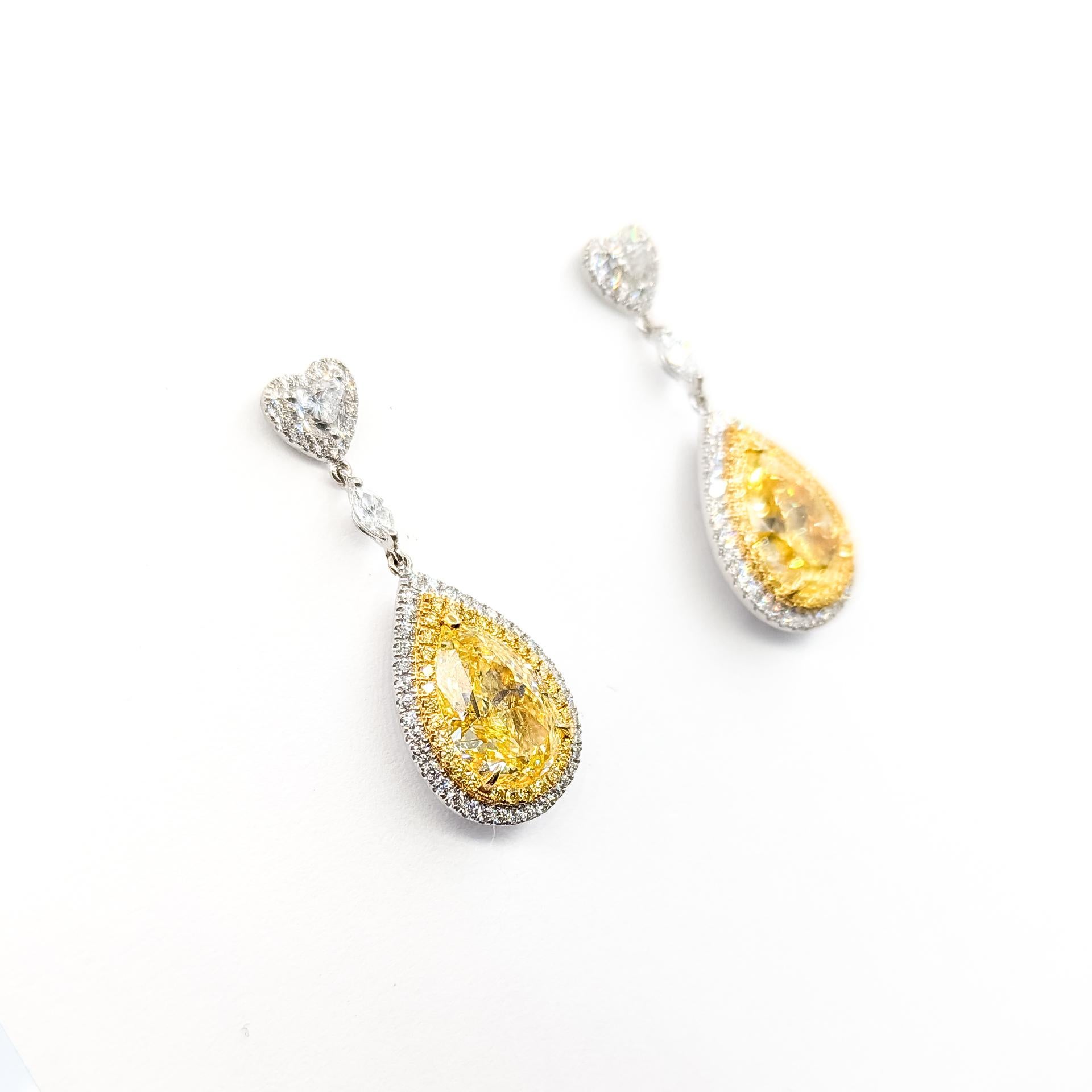 Estos exquisitos pendientes están elaborados en oro blanco de 18 quilates y presentan diamantes engastados en un elegante diseño colgante acentuado por finos detalles milgrain. Los diamantes en forma de pera suman un total de 6,04ctw, y muestran un