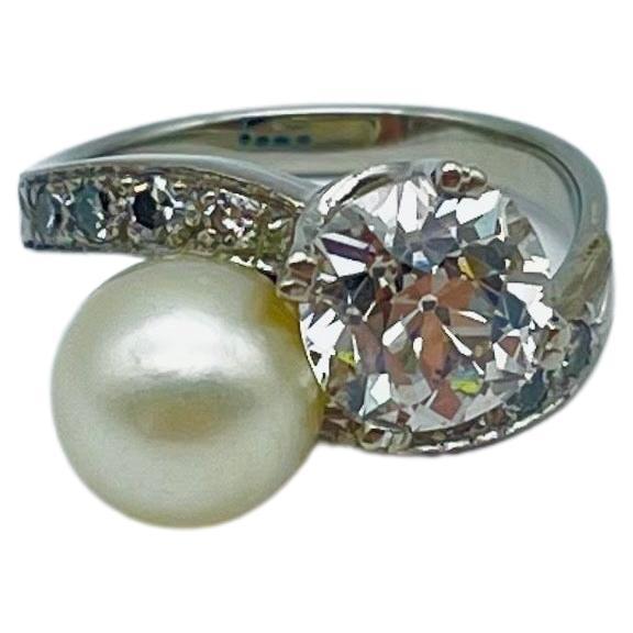 Art déco Majestueuse bague vintage en or blanc 18 carats avec diamants et perle  en vente