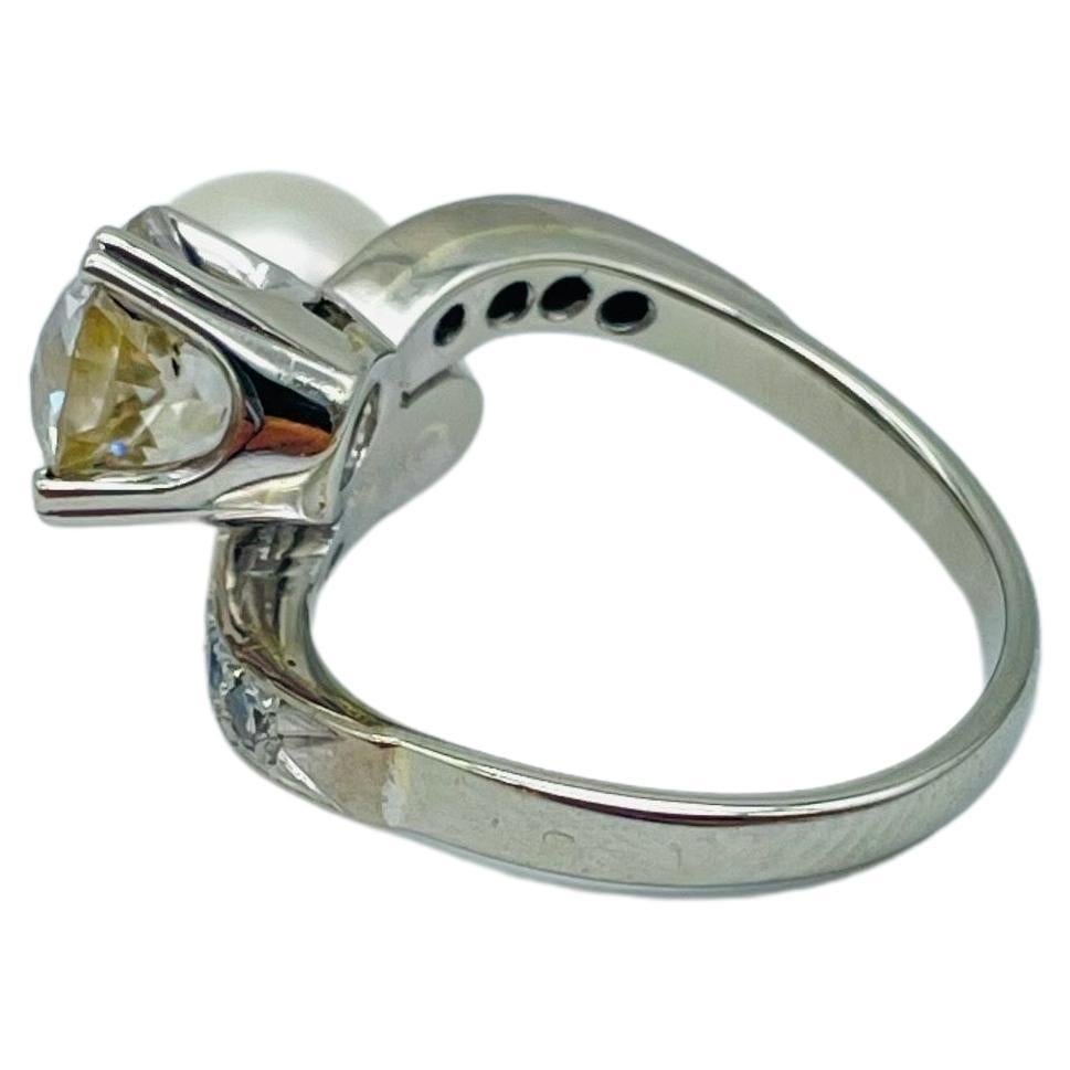 Majestic vintage Diamond ring with pearl in 18k whitegold  In Good Condition For Sale In Berlin, BE