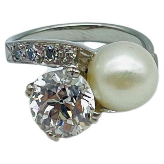 Majestic vintage Diamond ring with pearl in 18k whitegold  For Sale