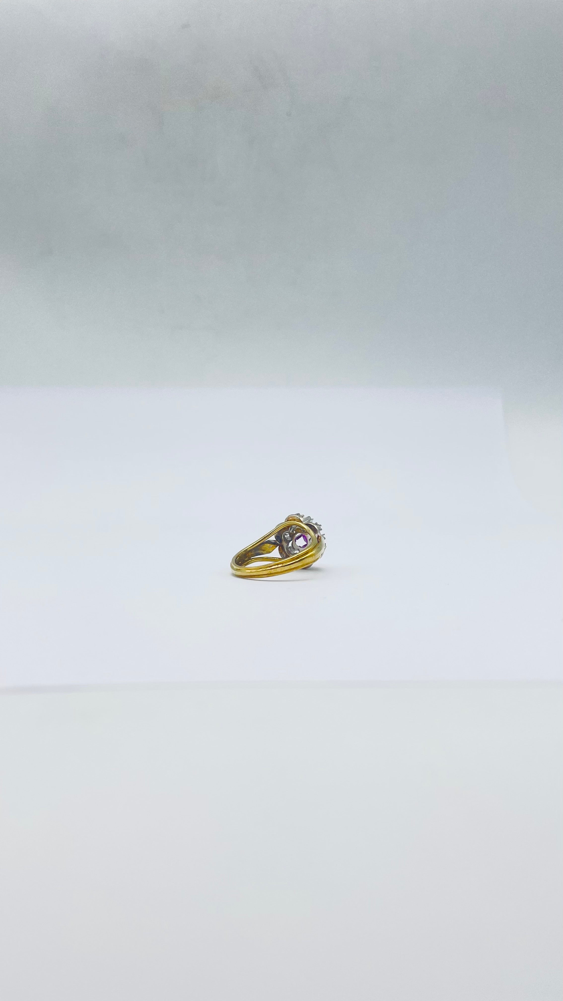 Mouvement esthétique Bague majestueuse avec rubélite en or 14 carats en vente