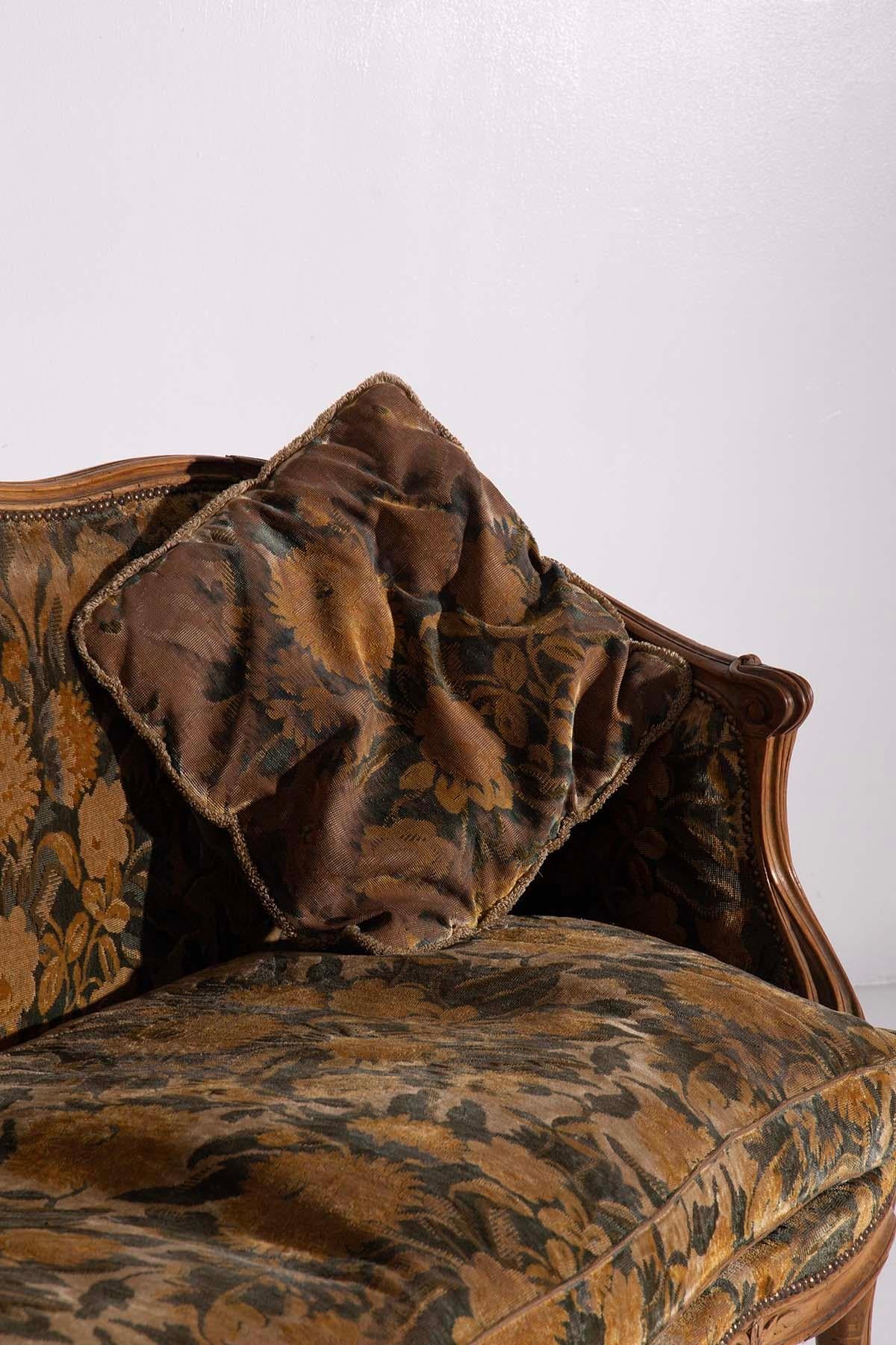 Majestic early 20th Century Sofa with Floral Fabric In Good Condition For Sale In Milano, IT