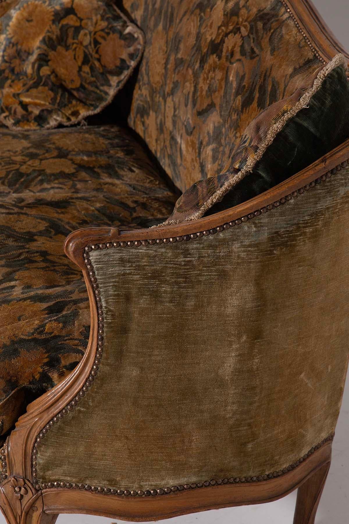 Majestätisches Sofa aus dem frühen 20. Jahrhundert mit floralem Stoff im Angebot 1