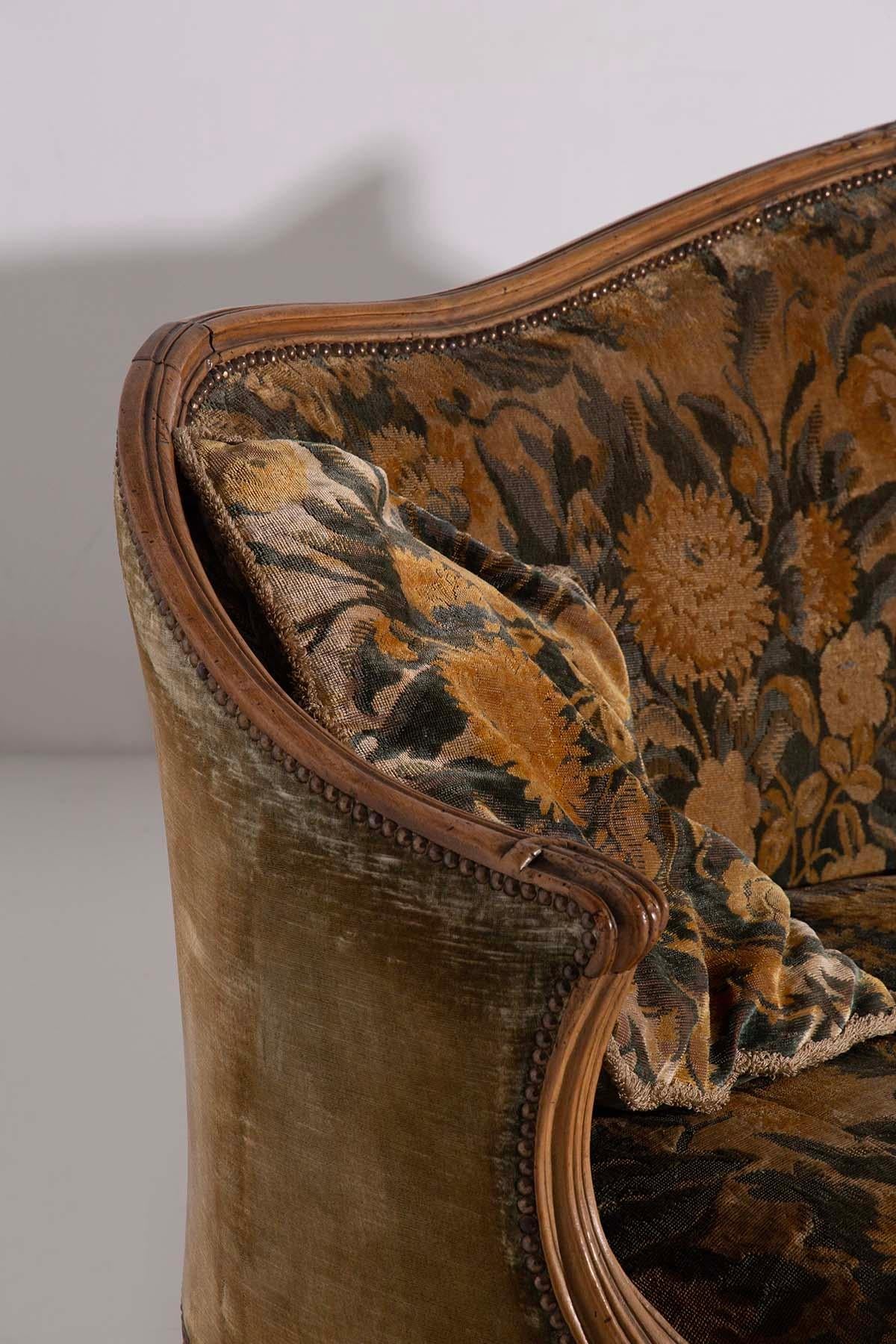 Majestic early 20th Century Sofa with Floral Fabric For Sale 1