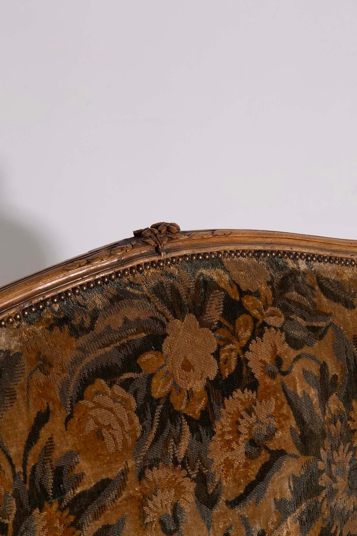 Majestueux canapé du début du 20e siècle avec tissu floral en vente 2
