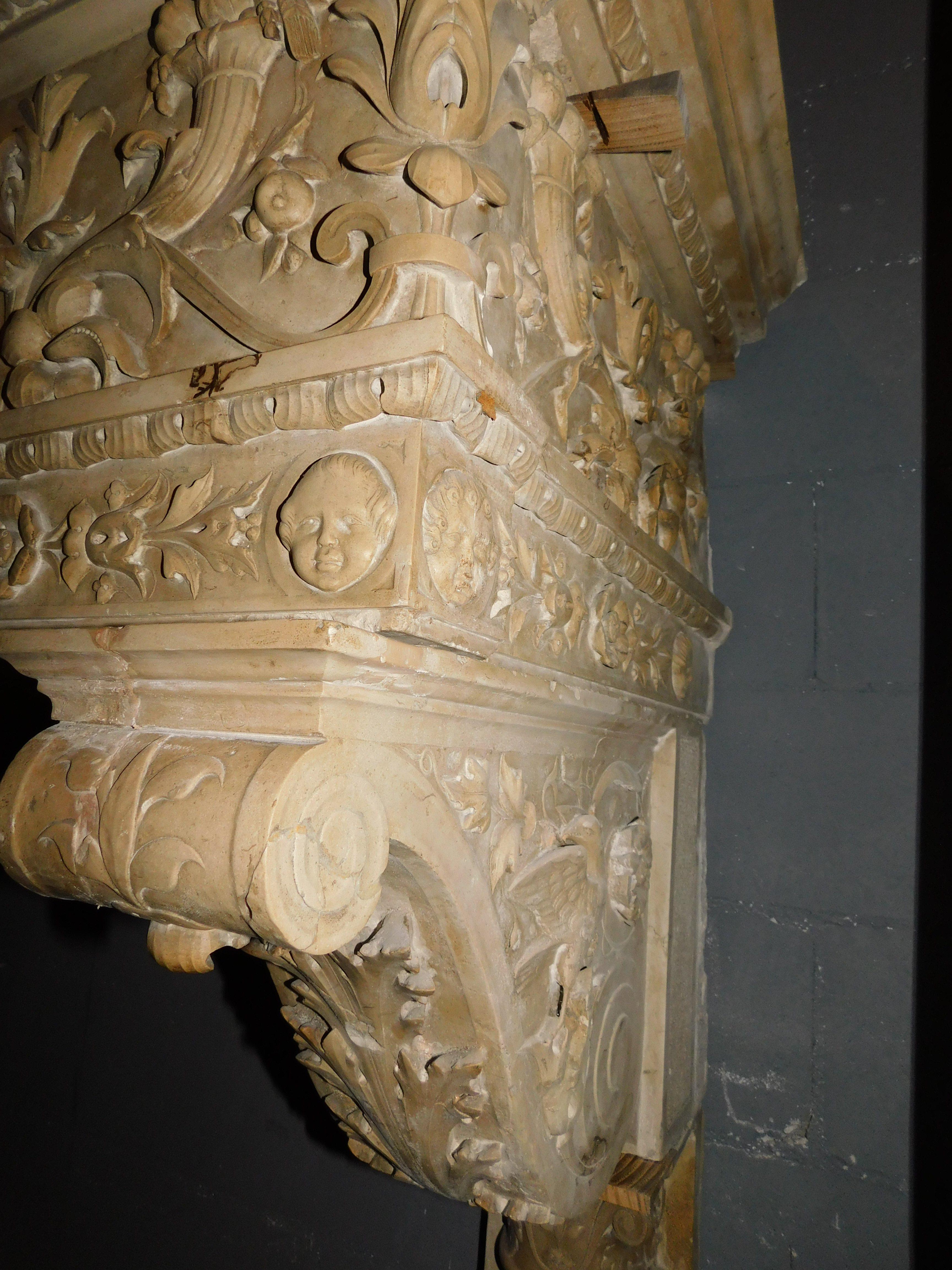 Majestuosa chimenea de manto ecléctico, ricamente tallada en mármol Botticino, Italia en venta 10