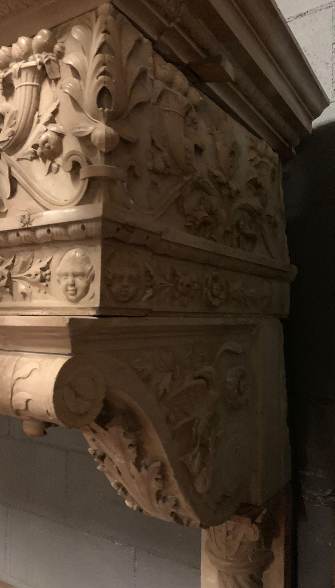 Majestuosa chimenea de manto ecléctico, ricamente tallada en mármol Botticino, Italia en venta 12