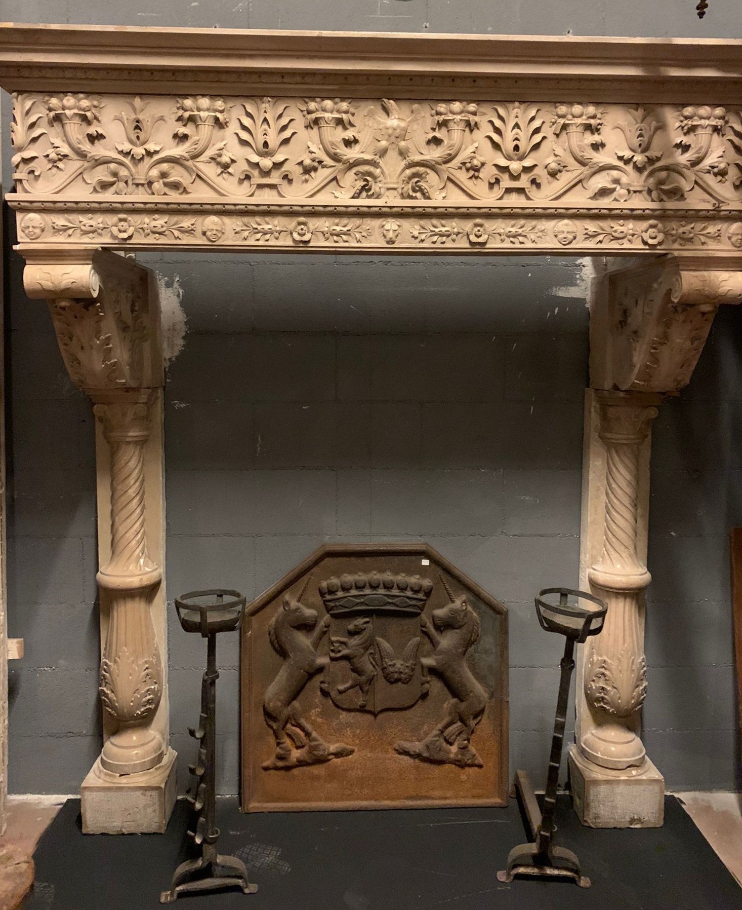 Antigua y majestuosa chimenea de manto, de estilo ecléctico que condensa en un solo artefacto muchos estilos y detalles muy preciosos, ricamente tallada en mármol Botticino beige, frente tallado con sucesivos motivos florales y de hojas, banda
