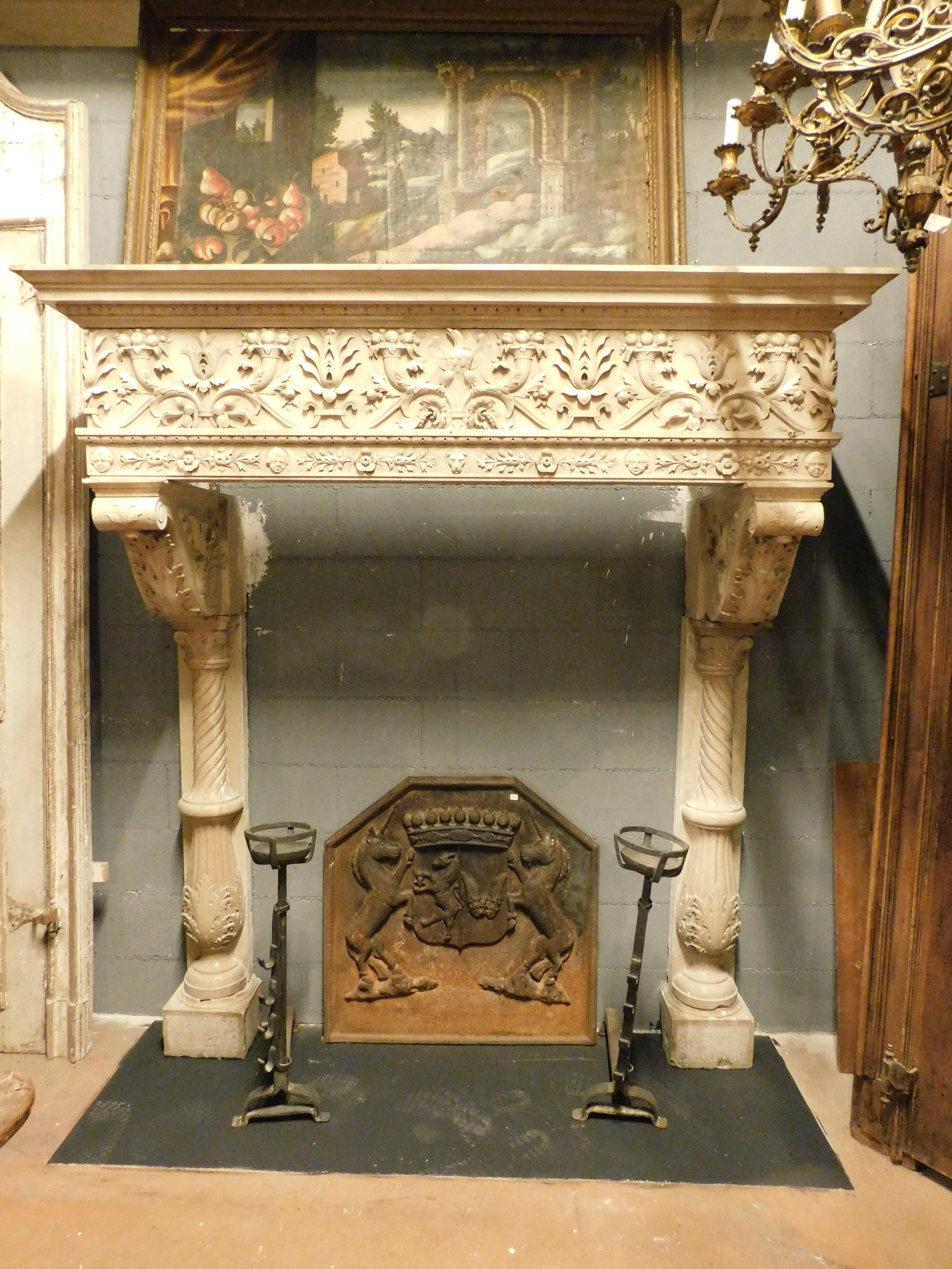 Majestuosa chimenea de manto ecléctico, ricamente tallada en mármol Botticino, Italia en Bueno estado para la venta en Cuneo, Italy (CN)