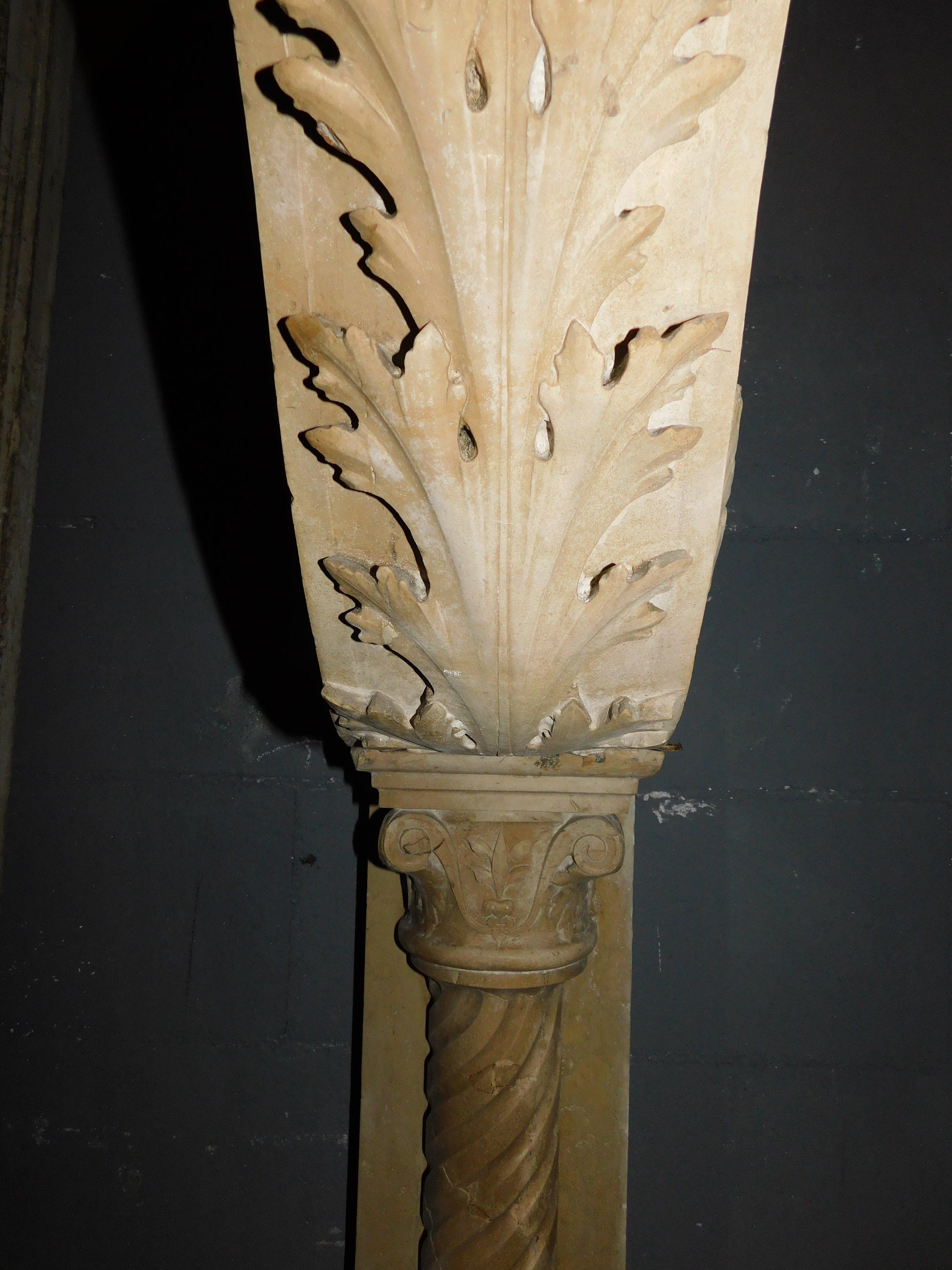 Majestuosa chimenea de manto ecléctico, ricamente tallada en mármol Botticino, Italia en venta 2