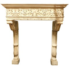 Majestueuse cheminée éclectique, richement sculptée en marbre de Botticino, Italie