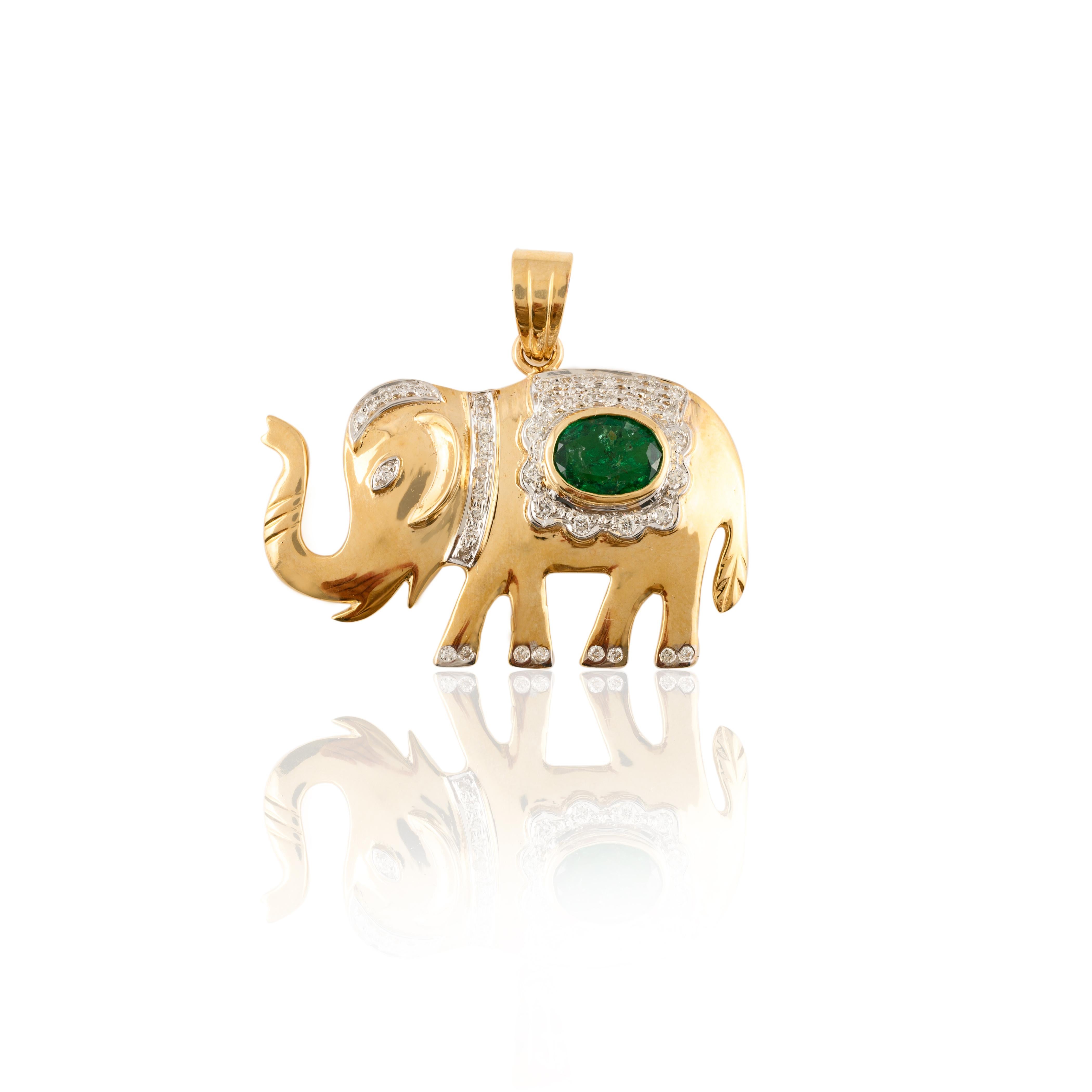 Taille ovale Pendentif Majestic Elephant Emerald Diamond, pendentif porte-bonheur en or jaune massif 14k en vente