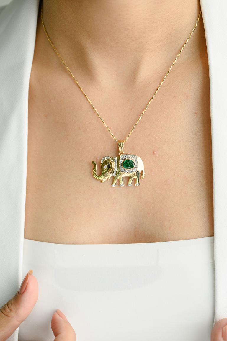 Pendentif Majestic Elephant Emerald Diamond, pendentif porte-bonheur en or jaune massif 14k Neuf - En vente à Houston, TX