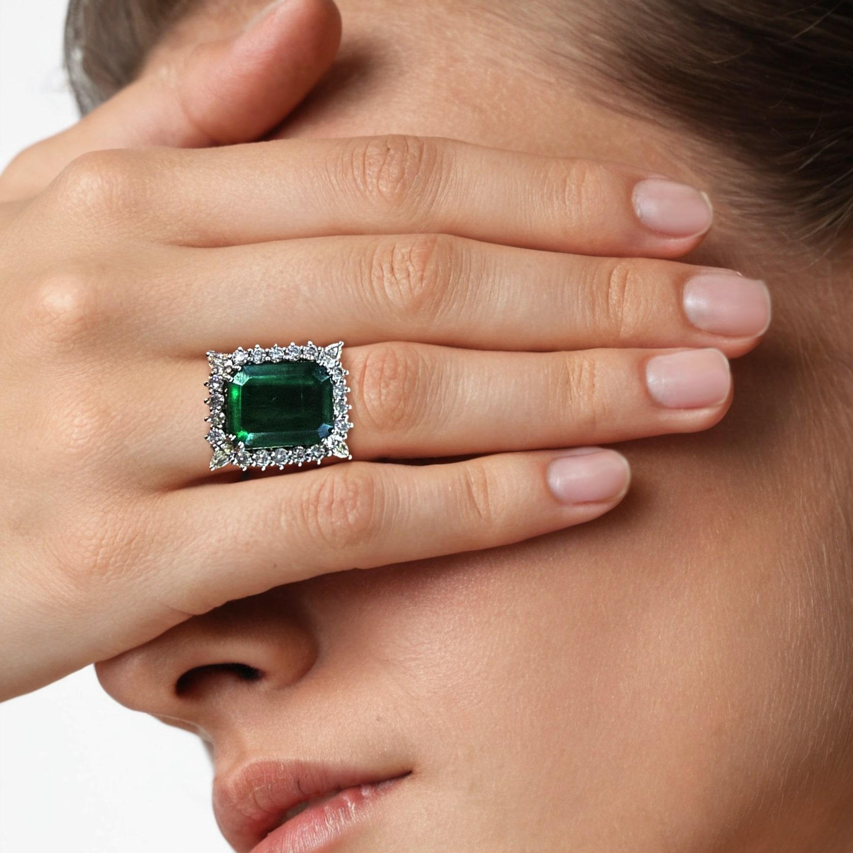 Im Angebot: Majestic Emerald Cut 14K Weißgold Grüner Edelstein Ring () 2