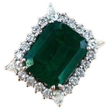 Im Angebot: Majestic Emerald Cut 14K Weißgold Grüner Edelstein Ring ()