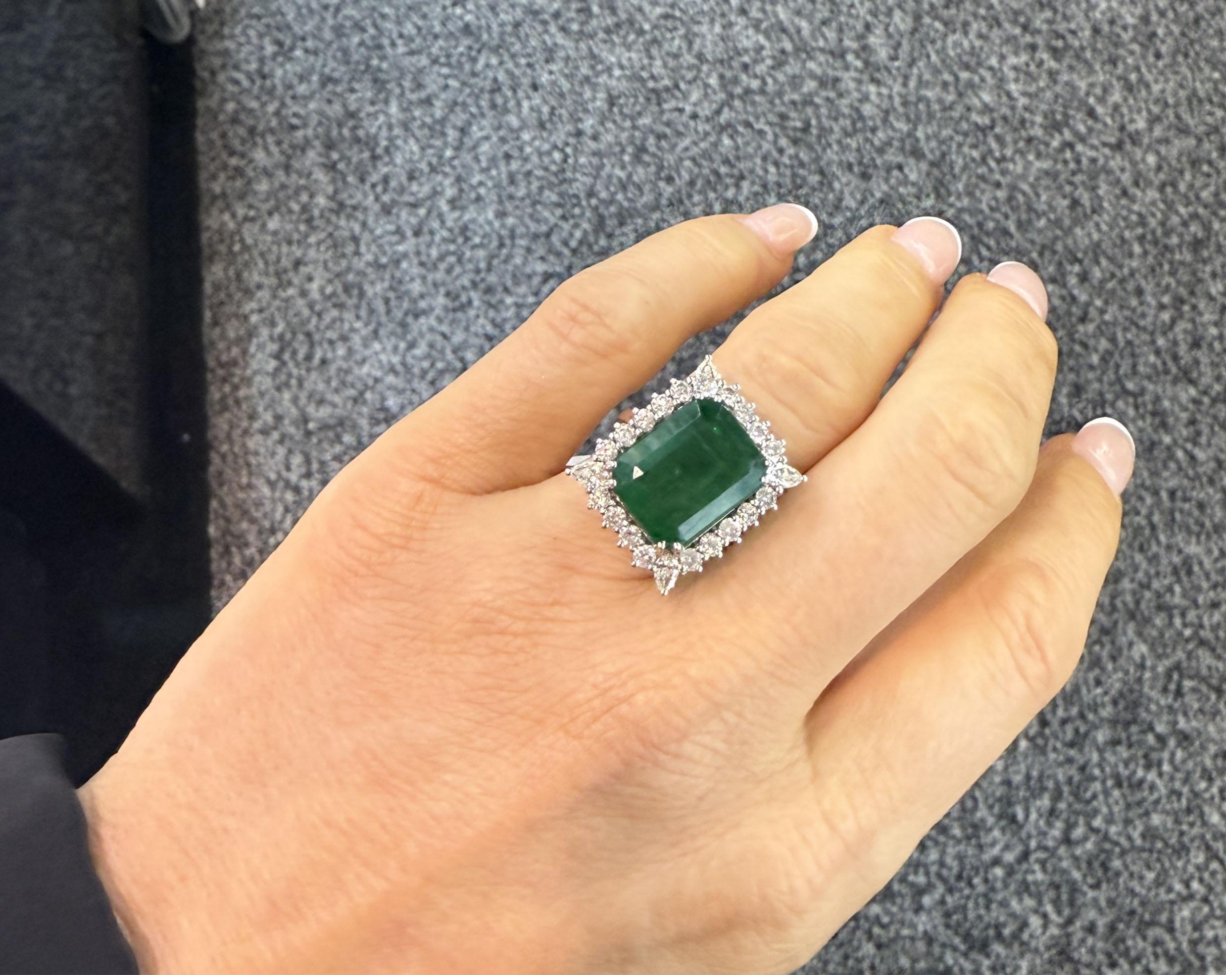 En vente :  Majestic Emerald Cut 18K White Gold Green Gemstone Ring (bague en or blanc 18K sertie de pierres précieuses vertes) 3