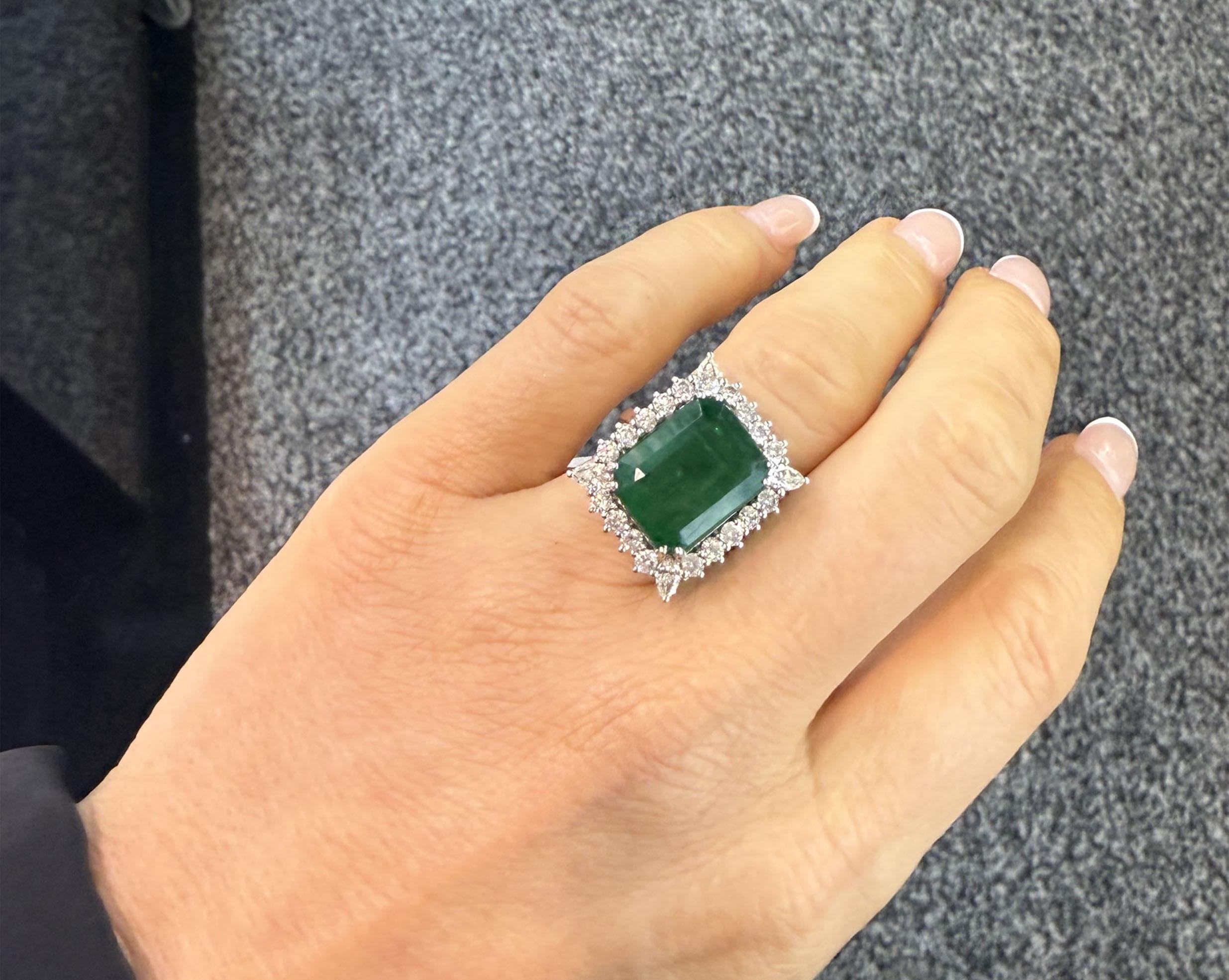 En vente :  Majestic Emerald Cut 18K White Gold Green Gemstone Ring (bague en or blanc 18K sertie de pierres précieuses vertes)
