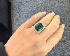 Majestic Emerald Cut 18K White Gold Green Gemstone Ring (bague en or blanc 18K sertie de pierres précieuses vertes)