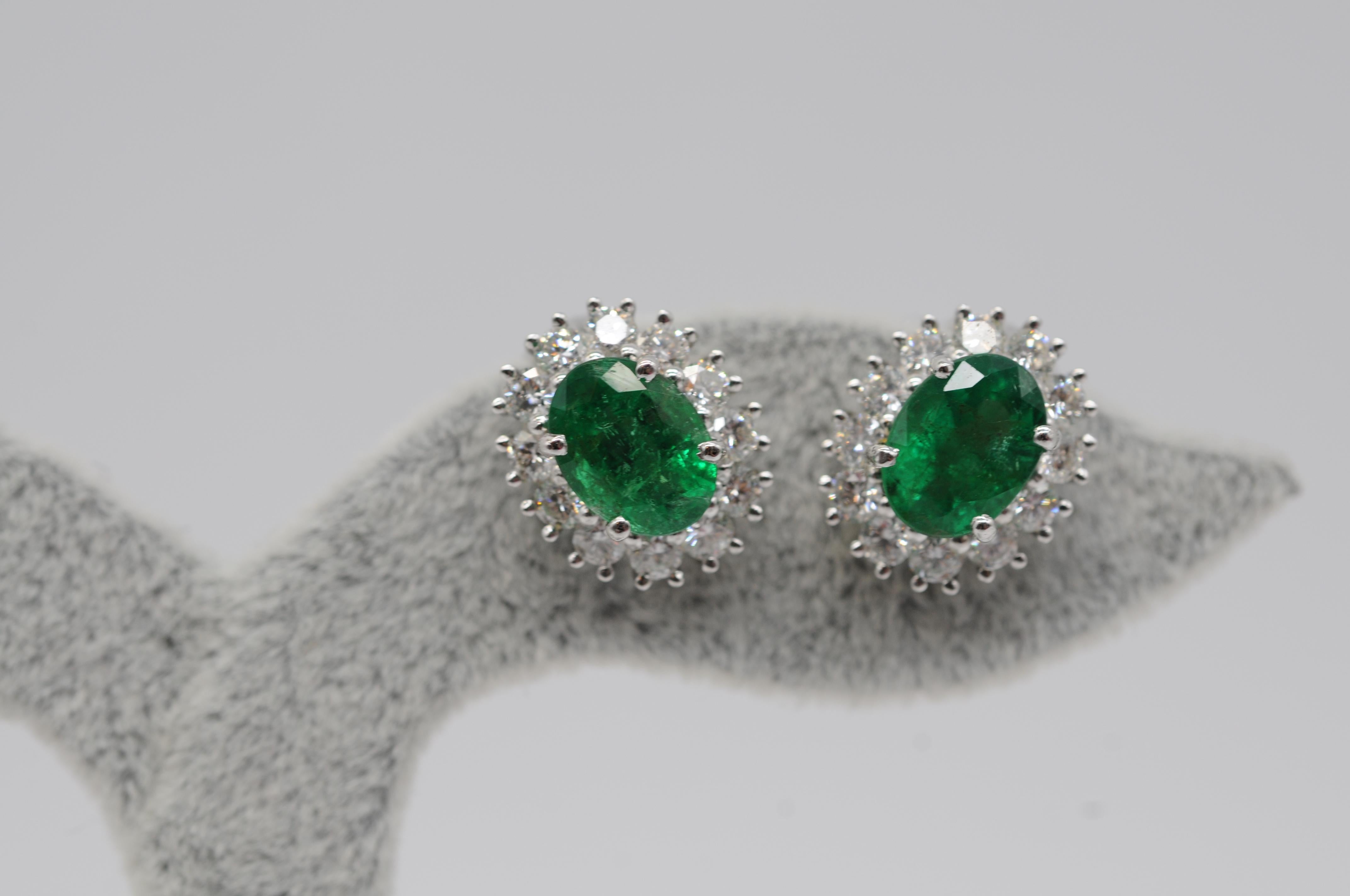 Majestic Emerald diamond earring (clip) in 18k white gold In Good Condition For Sale In Berlin, BE
