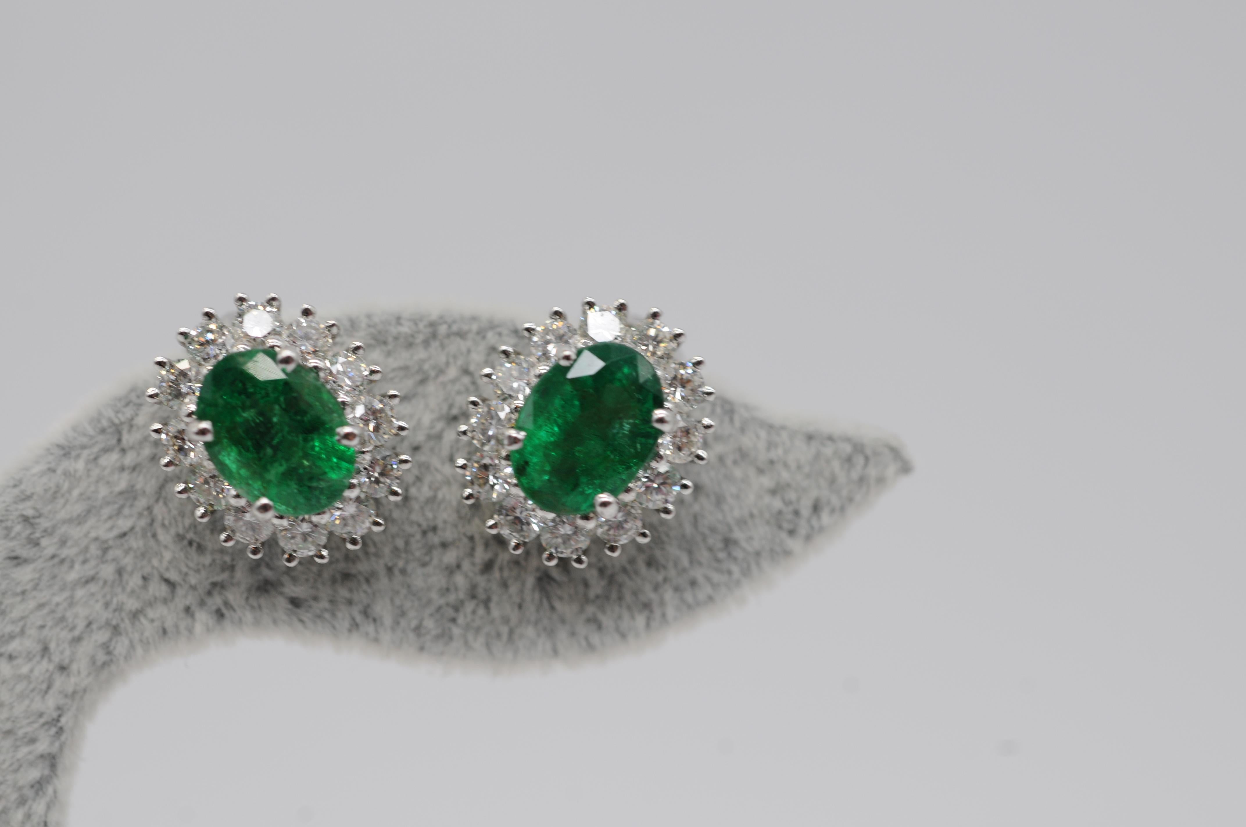 Women's or Men's Majestic Emerald diamond earring (clip) in 18k white gold For Sale