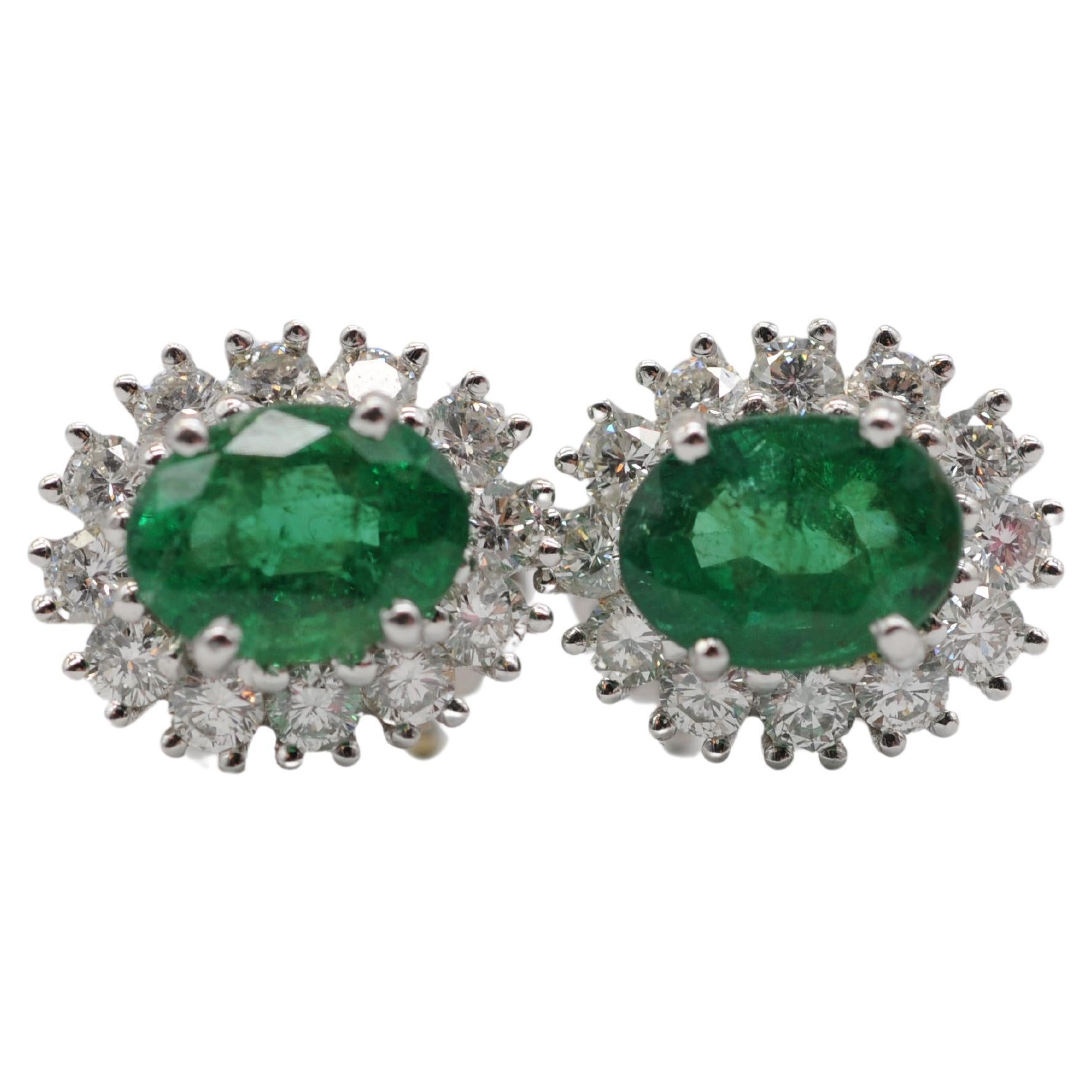 Majestic Emerald diamond earring (clip) in 18k white gold For Sale