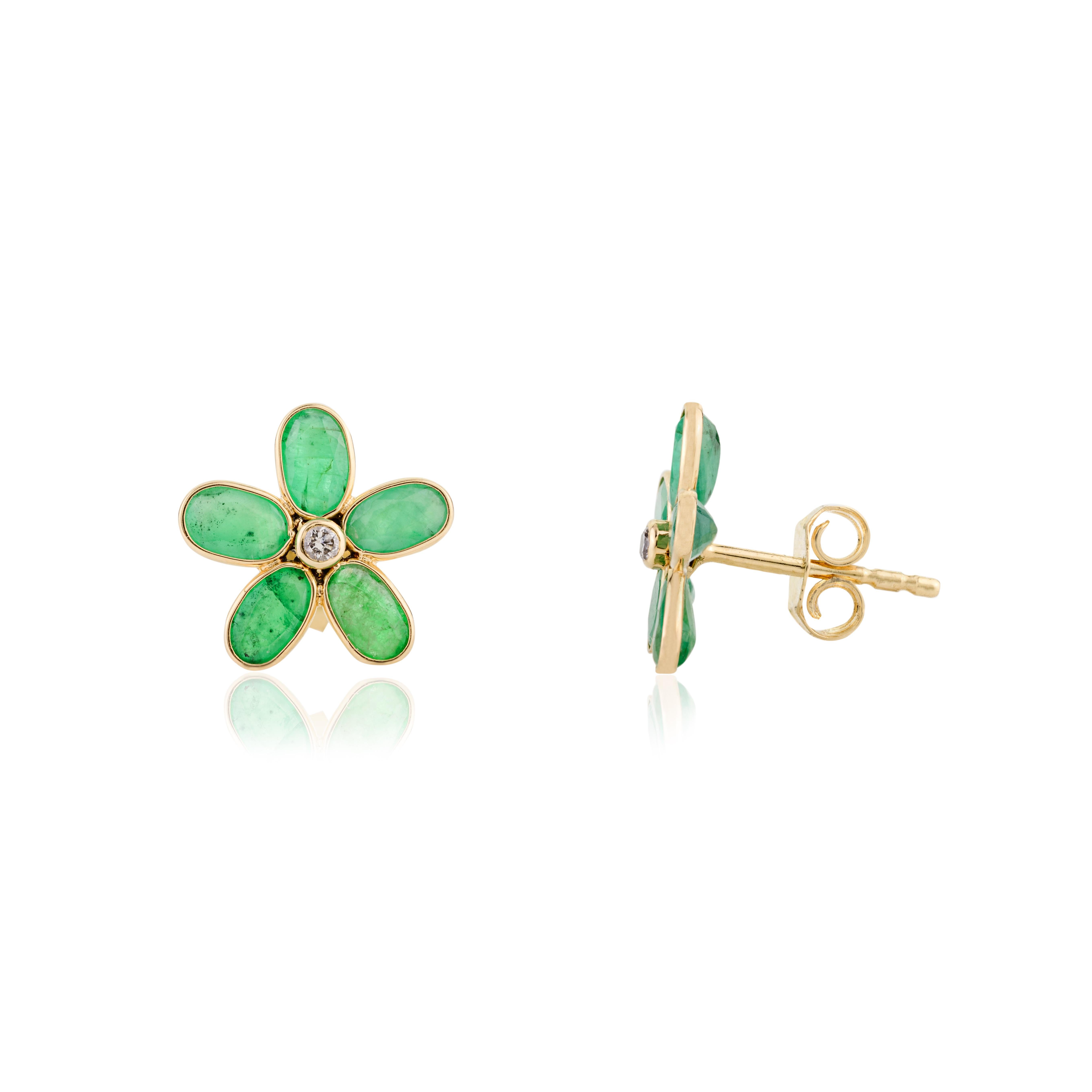 Art déco Boucles d'oreilles fleuries en or jaune 18 carats avec diamant et émeraude majestueuse en vente
