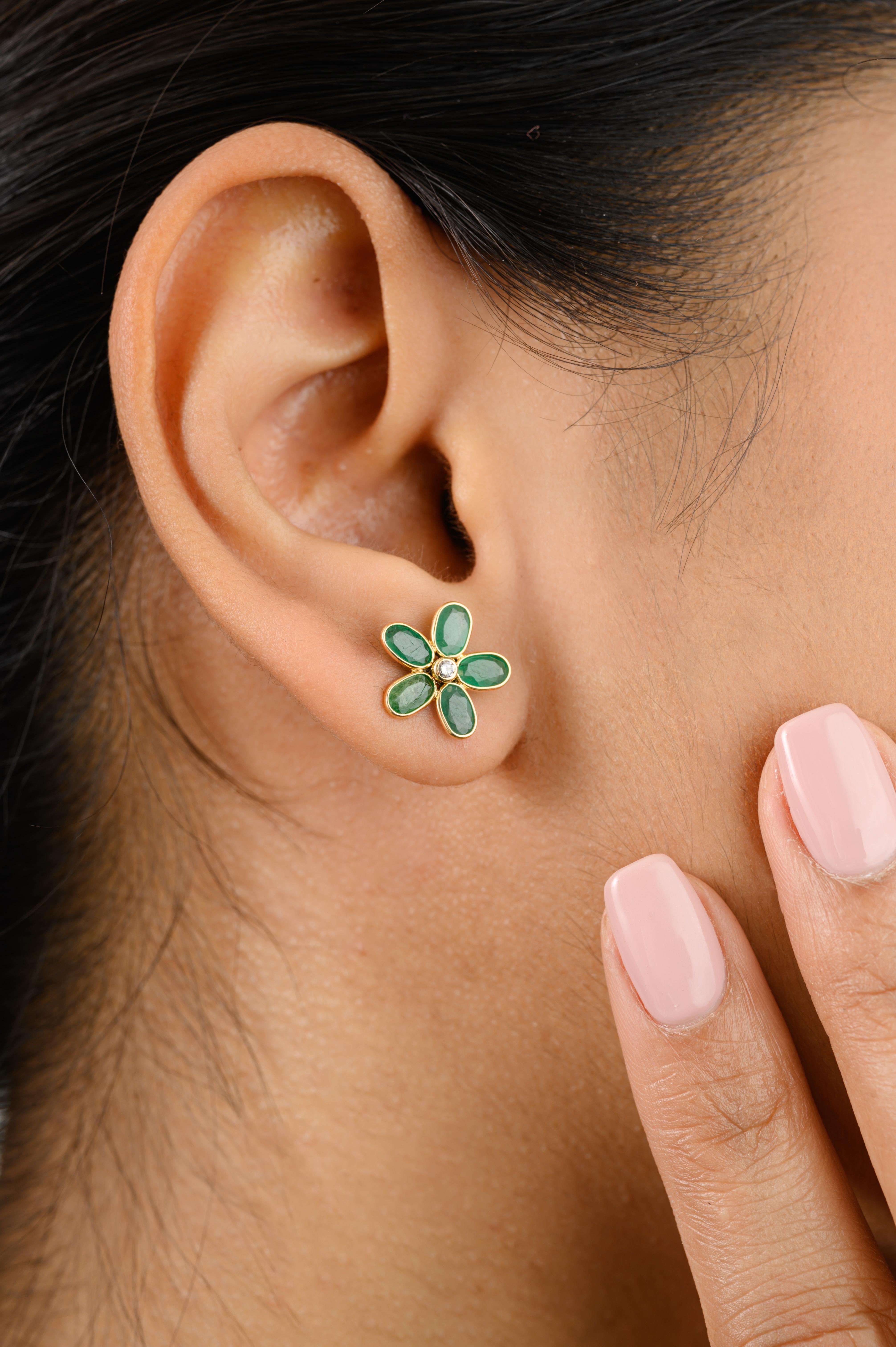 Taille ovale Boucles d'oreilles fleuries en or jaune 18 carats avec diamant et émeraude majestueuse en vente