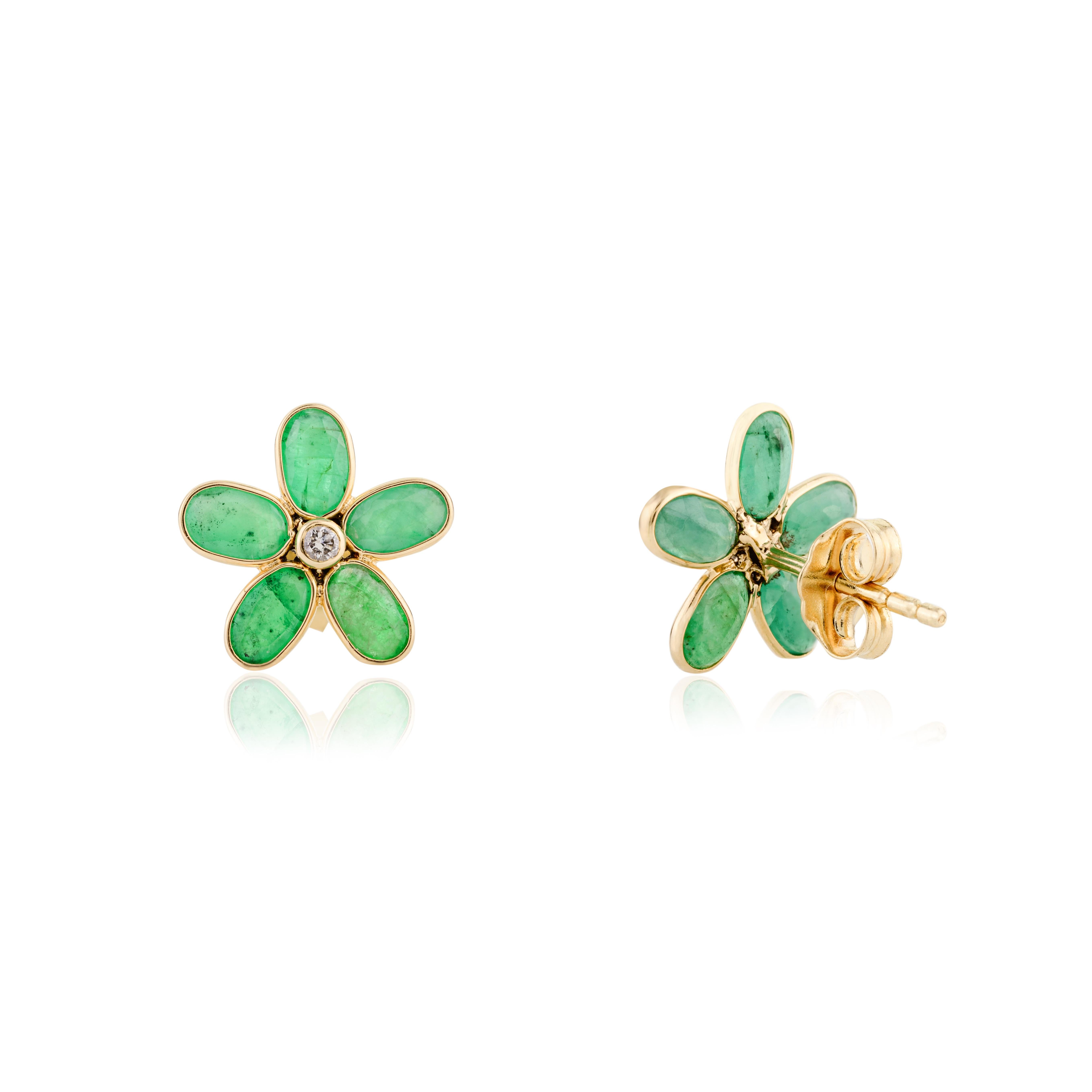 Boucles d'oreilles fleuries en or jaune 18 carats avec diamant et émeraude majestueuse Neuf - En vente à New York, NY