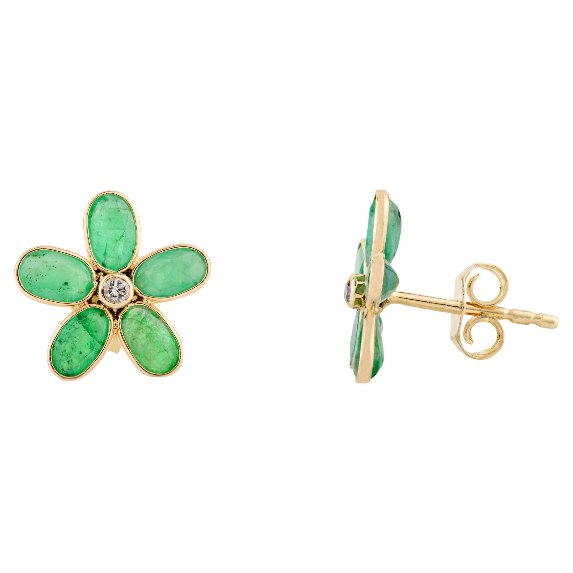 Boucles d'oreilles fleuries en or jaune 18 carats avec diamant et émeraude majestueuse
