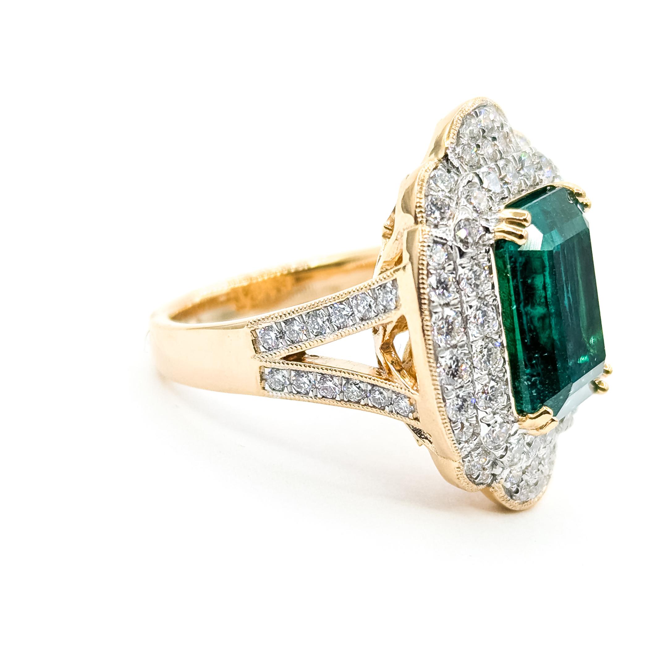 Majestic Smaragd & Diamant Milgrain Halo Ring in Platin

Dieser Platinring präsentiert einen beeindruckenden Smaragd von 7,20 Karat im Smaragdschliff, der von einem kunstvollen Halo aus runden Diamanten von insgesamt 1,71 Karat umrahmt wird, als