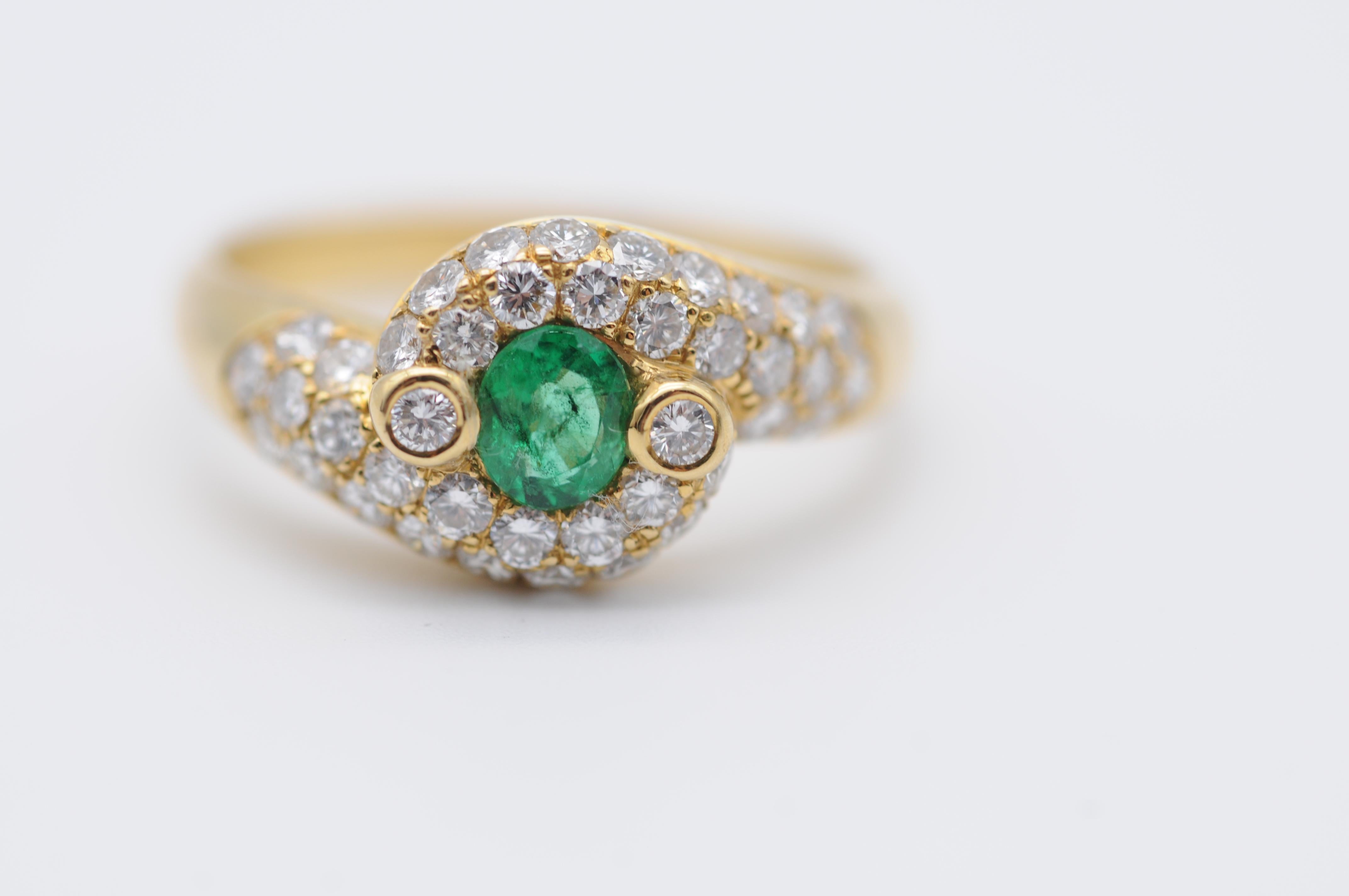 Aesthetic Movement Majestic emerald diamond ring 18k yellow gold  For Sale