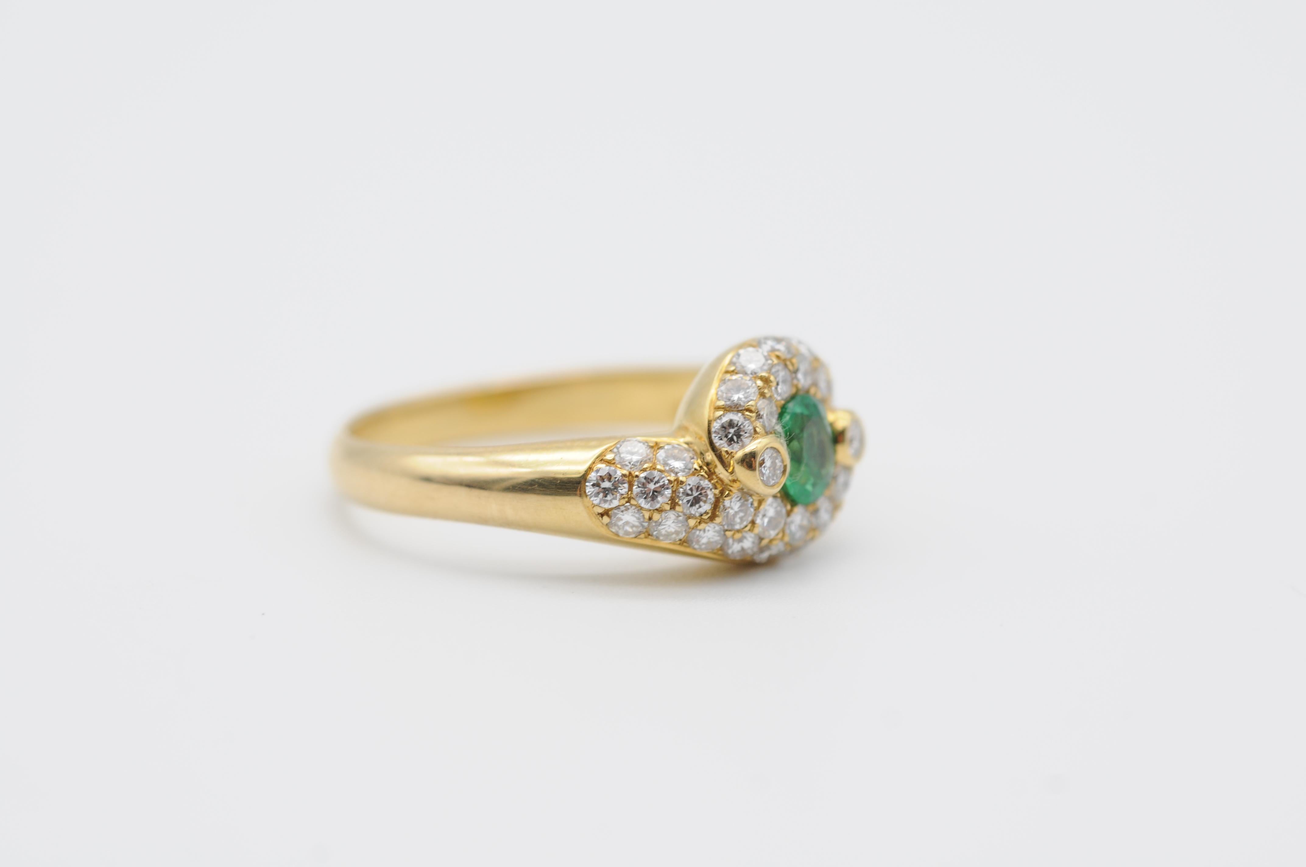 Brilliant Cut Majestic emerald diamond ring 18k yellow gold  For Sale