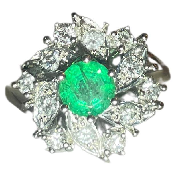 Aesthetic Movement Majestic Flower white gold 14k Ring Diamond and emerald For Sale