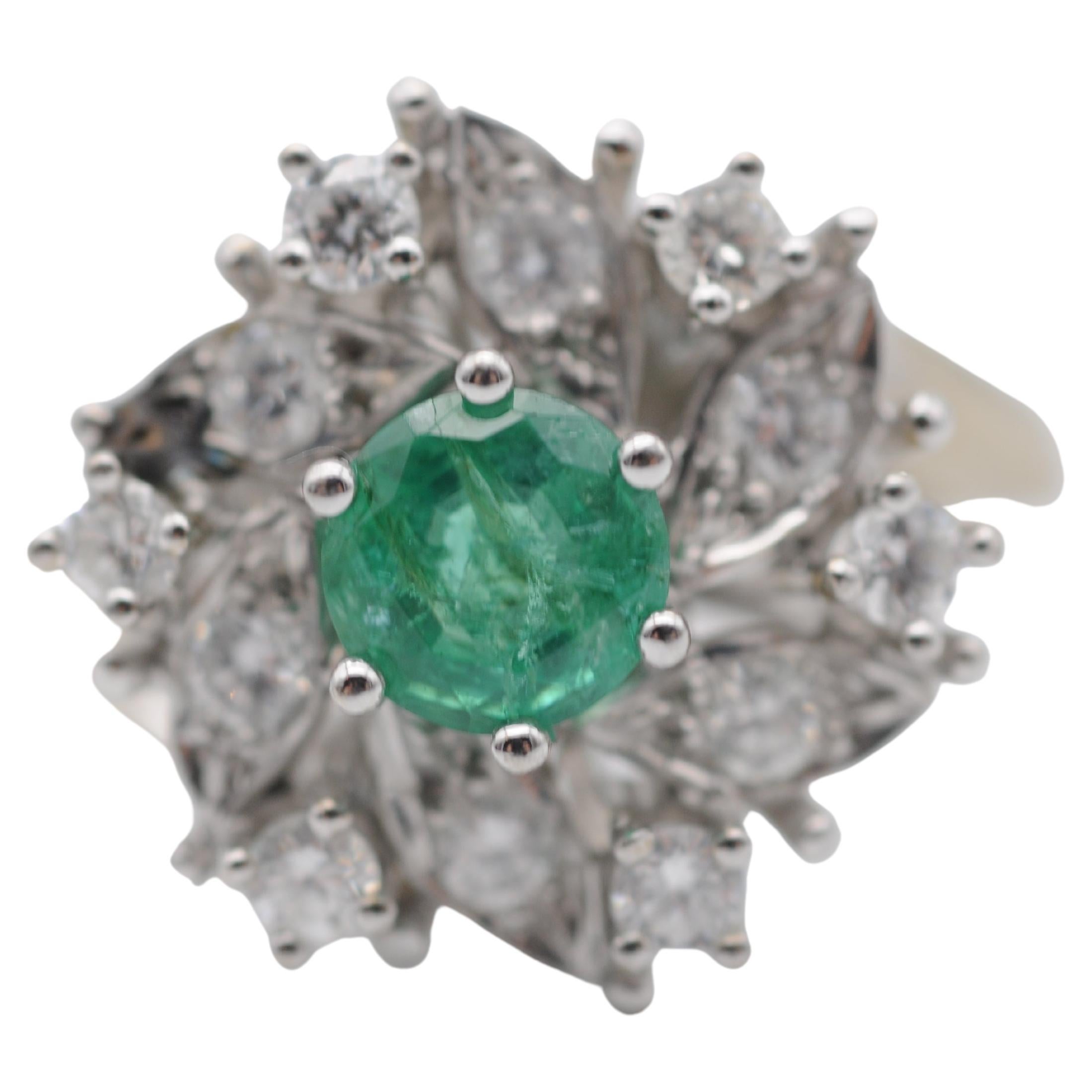 Brilliant Cut Majestic Flower white gold 14k Ring Diamond and emerald For Sale
