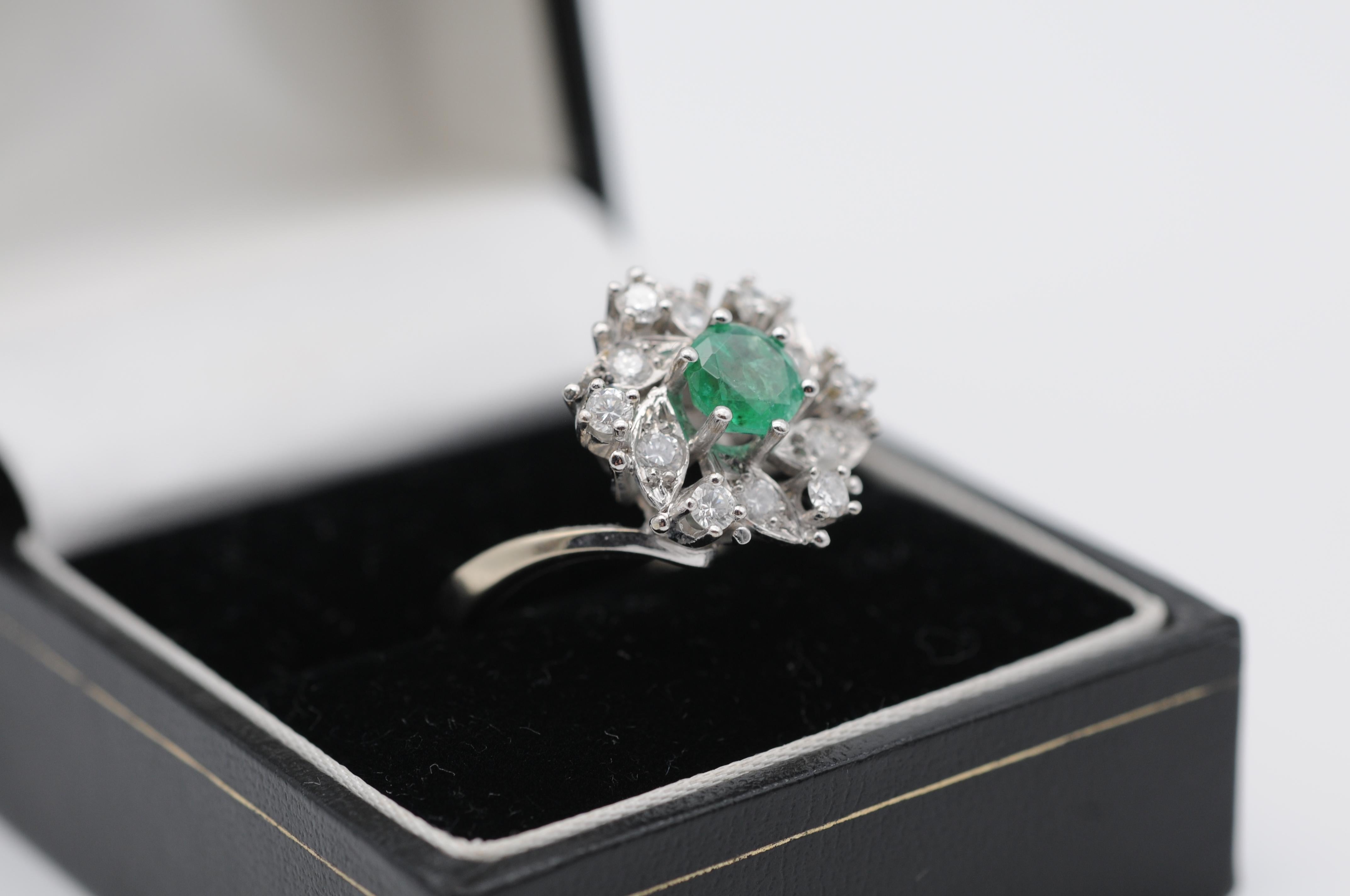 Women's or Men's Majestic Flower white gold 14k Ring Diamond and emerald For Sale