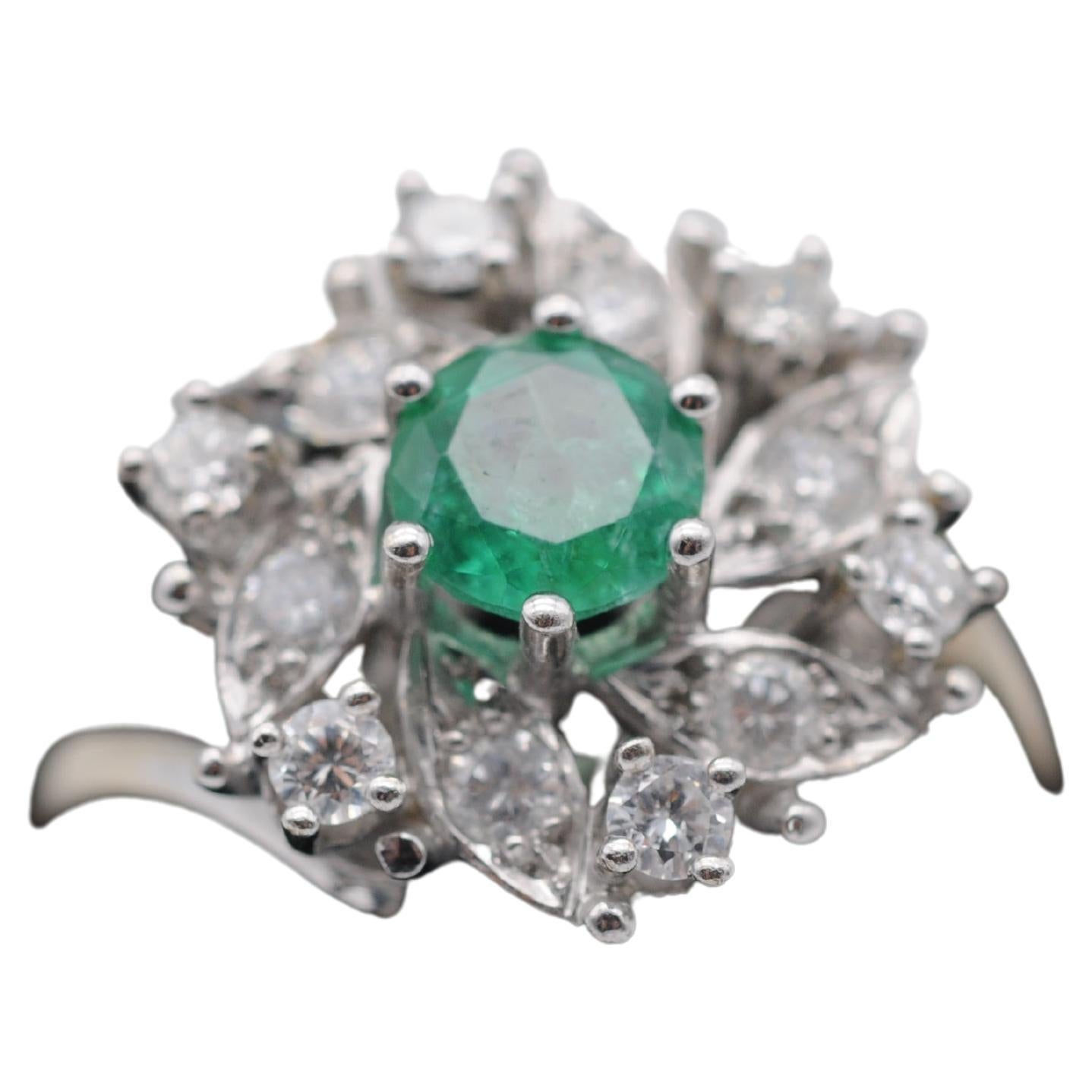 Majestic Flower white gold 14k Ring Diamond and emerald For Sale