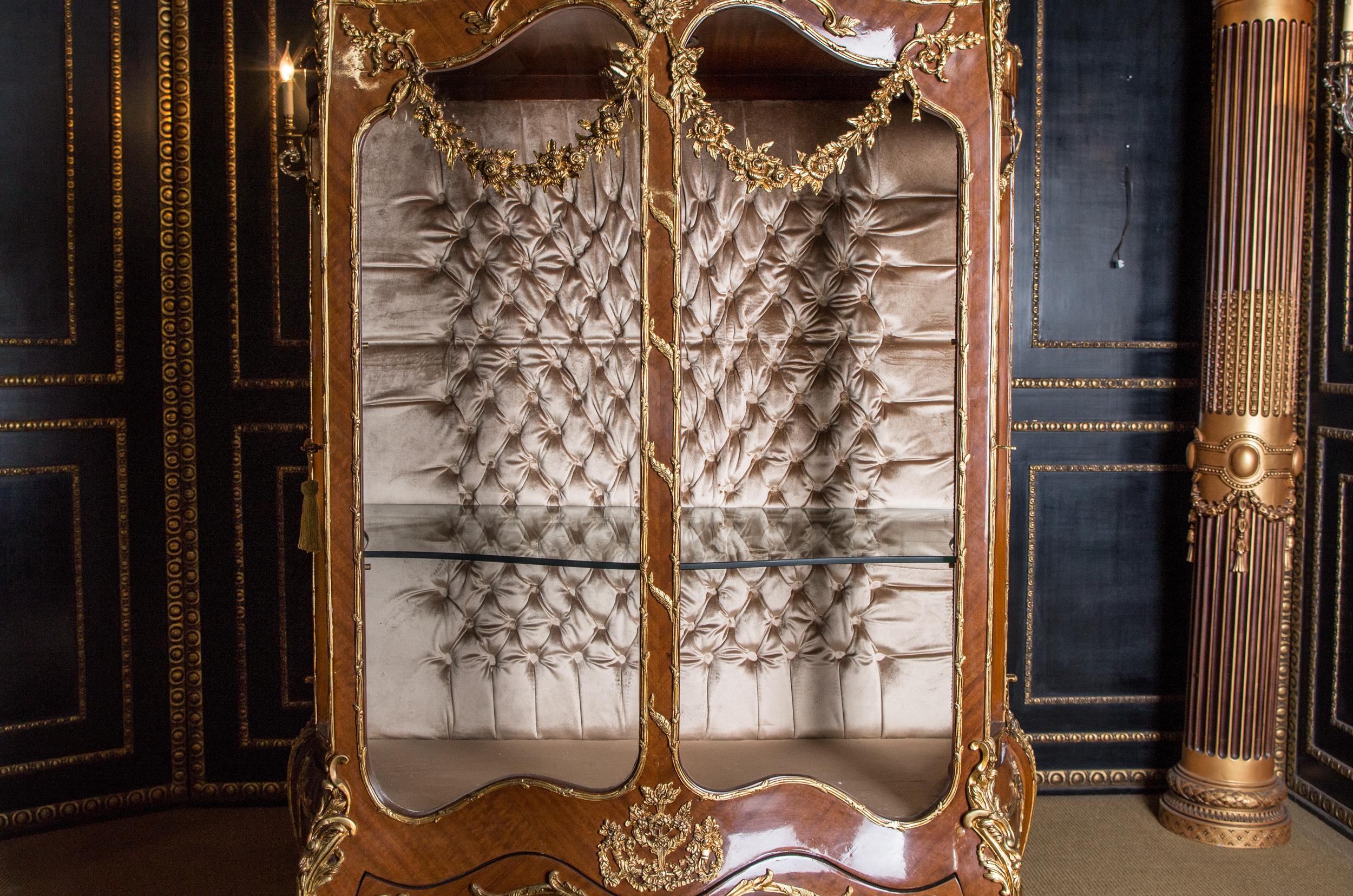 Majestic French Display Case in the Style of the 18th Century, Louis Quinze (Französisch)
