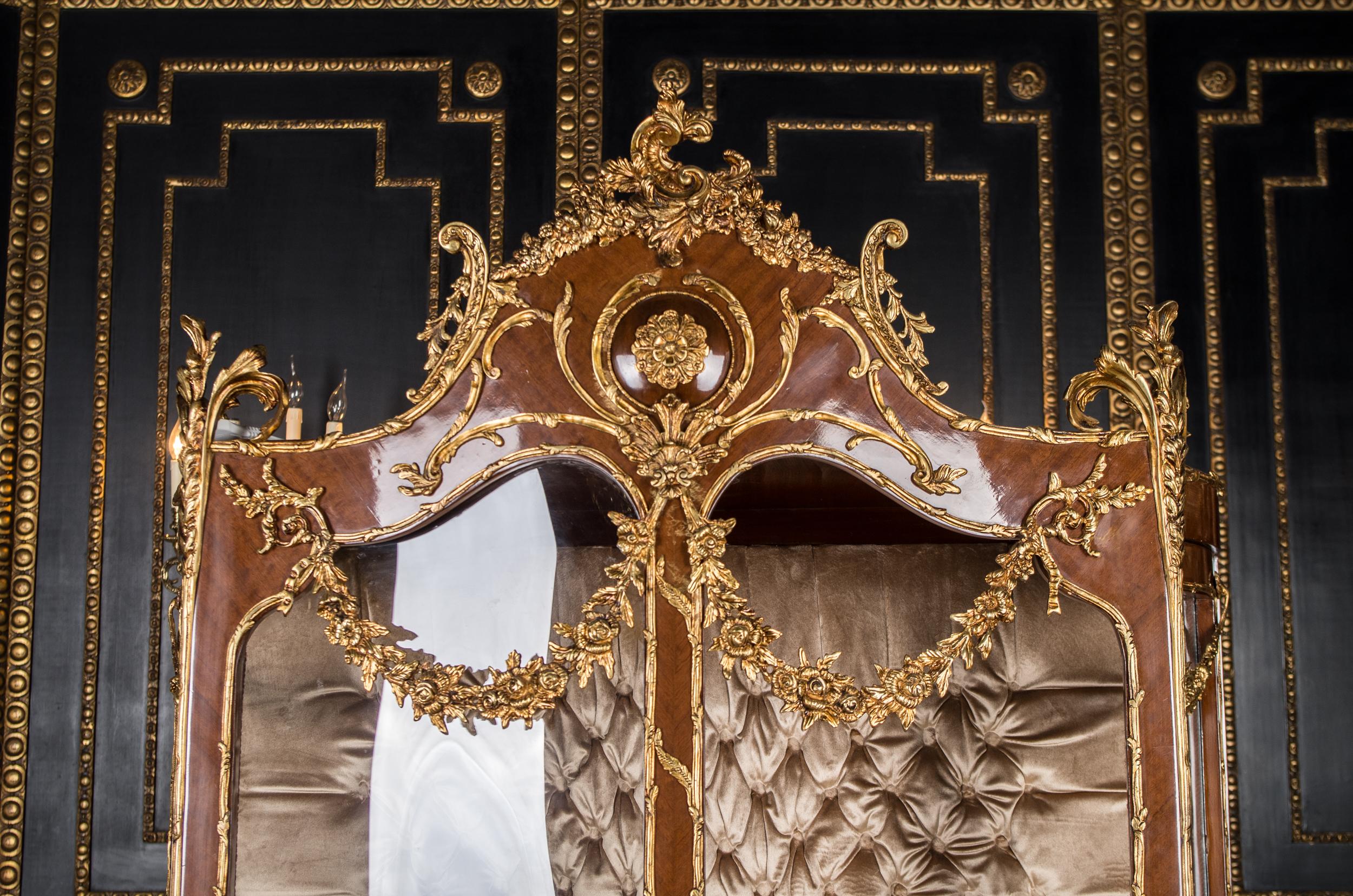 Majestic French Display Case in the Style of the 18th Century, Louis Quinze (Bronziert)