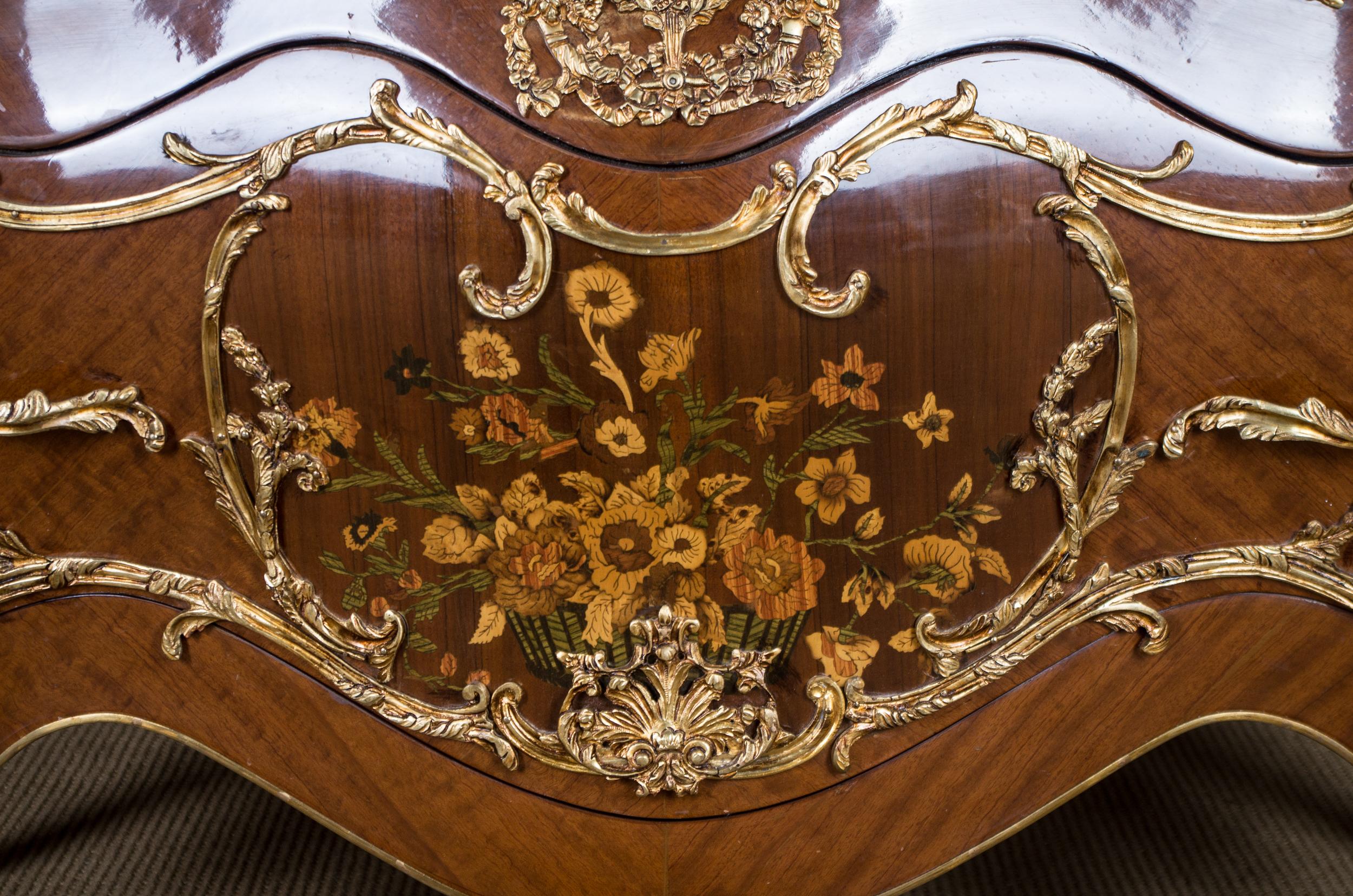 Majestic French Display Case in the Style of the 18th Century, Louis Quinze im Zustand „Gut“ in Berlin, DE